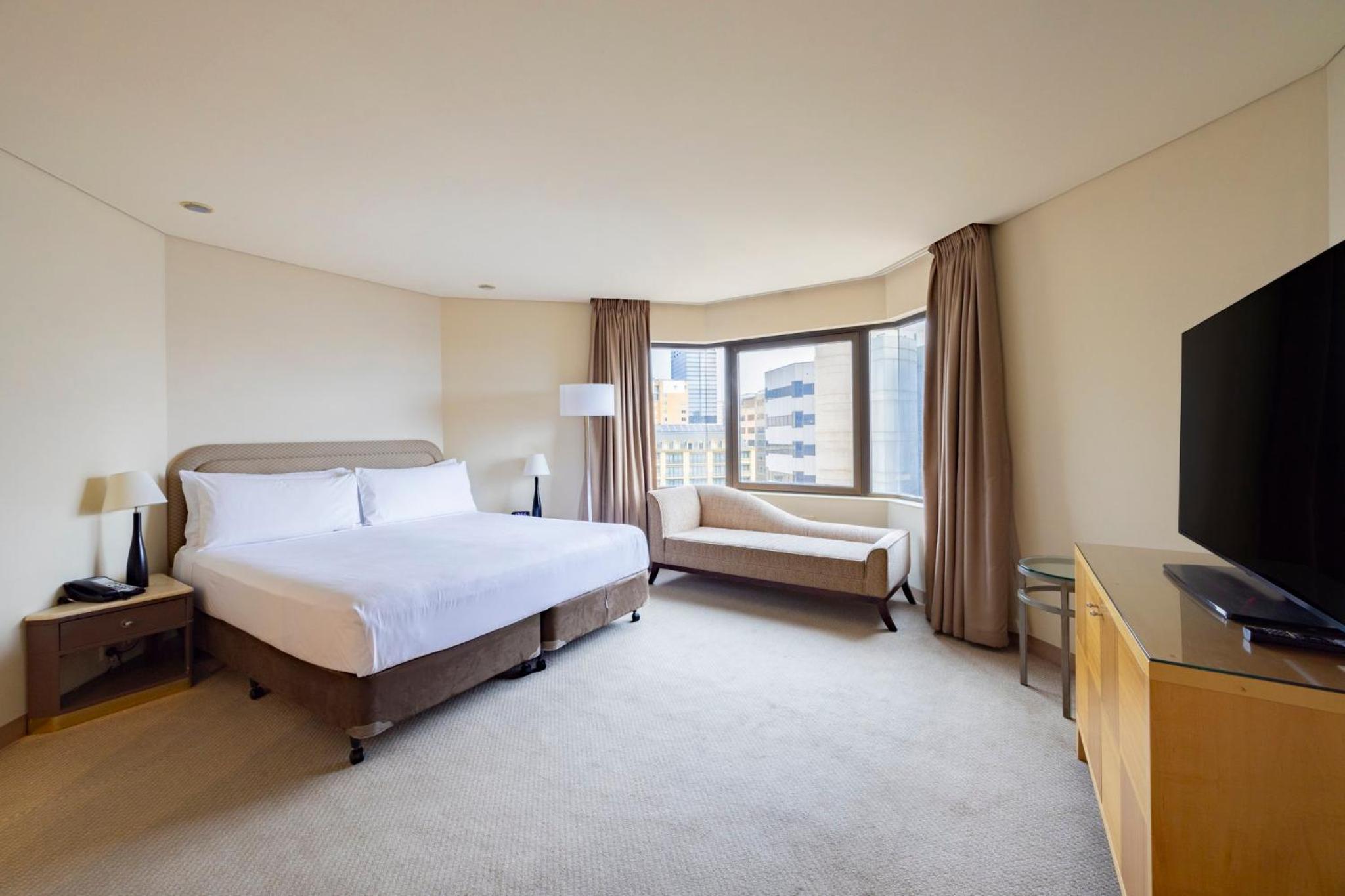 Junior King Suite with City View - Photo 6