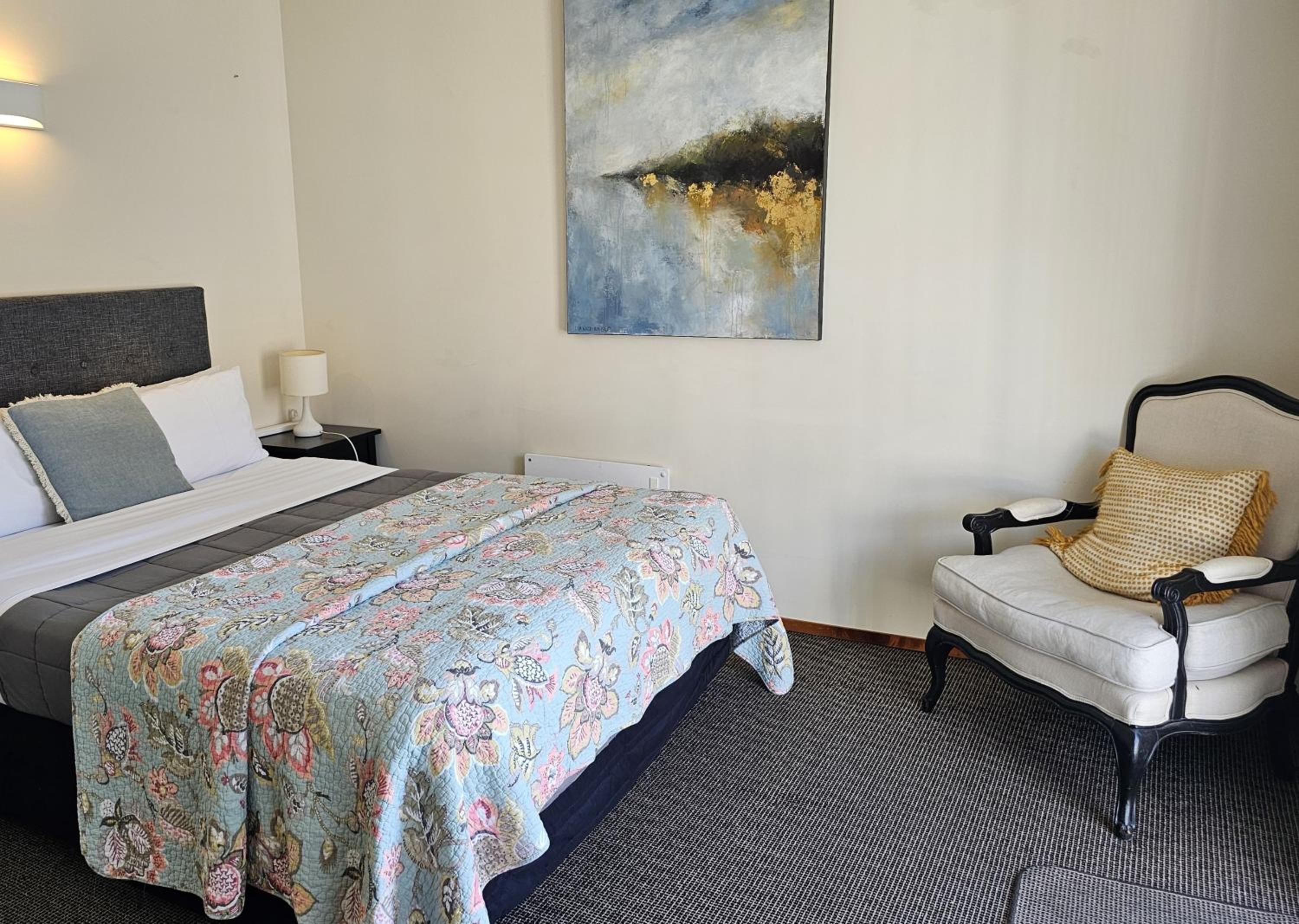 Queen Room with Free Netflix  - Photo 5