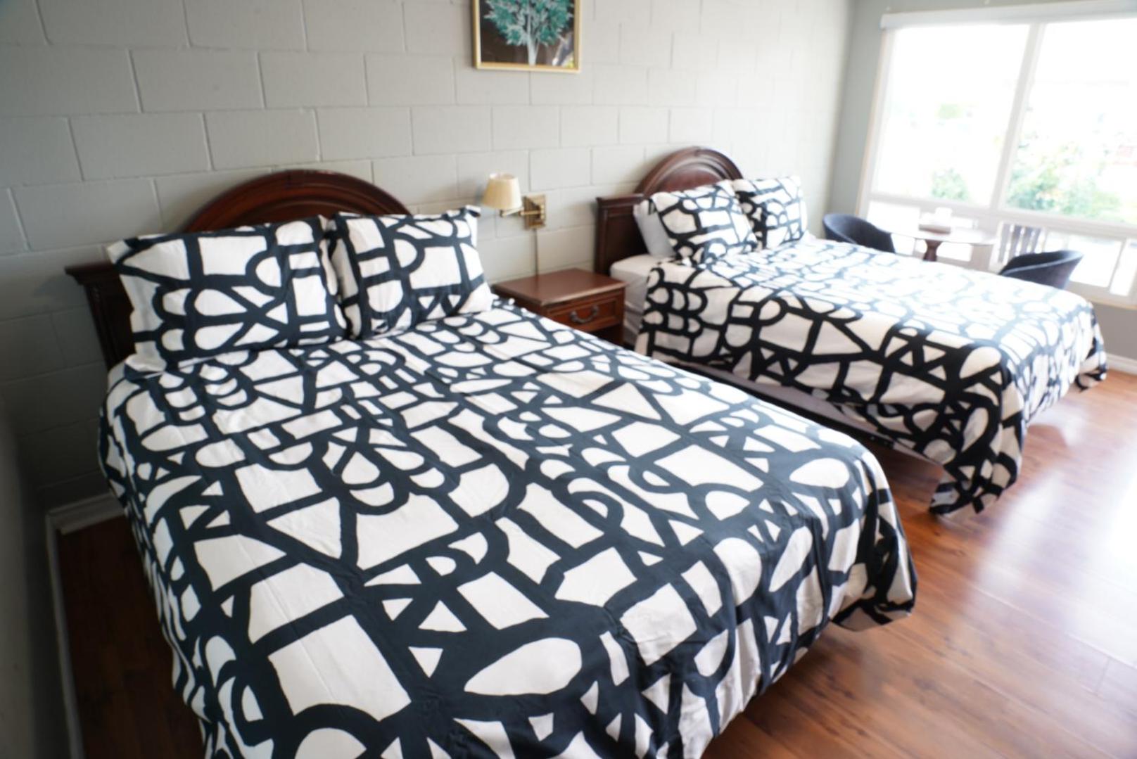 Queen Room with Two Queen Beds photo 1