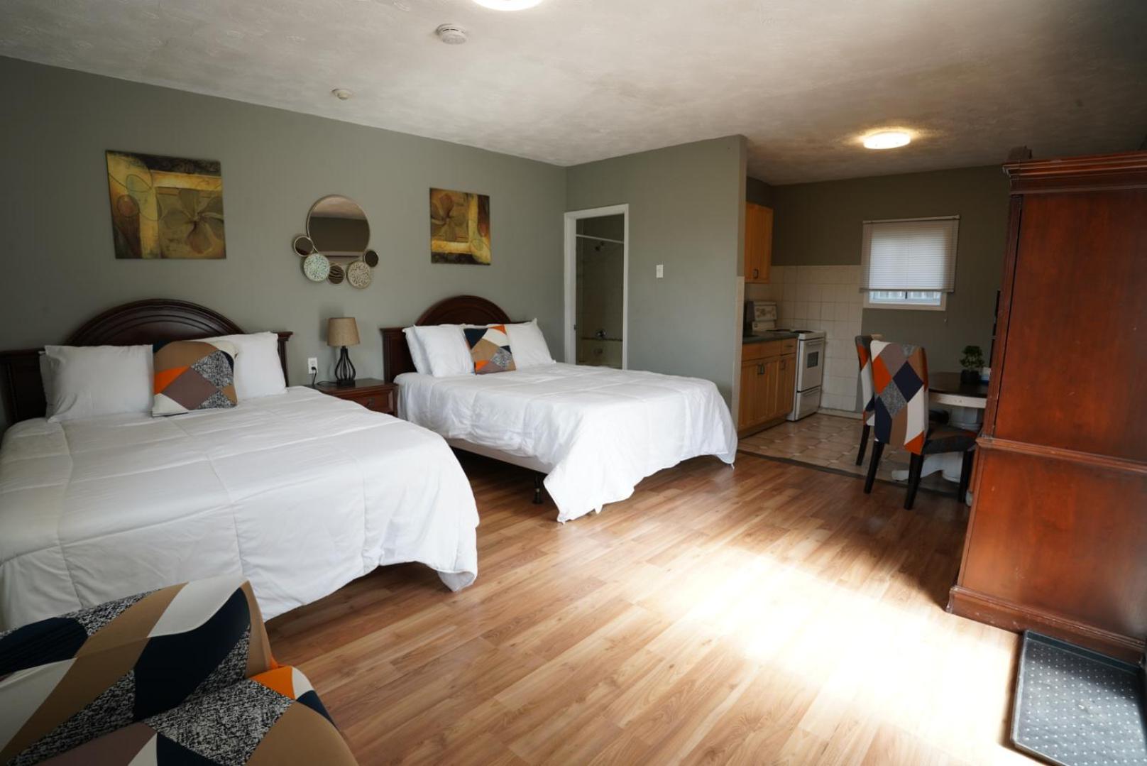 Queen Room with Two Queen Beds and Full Kitchen photo 1