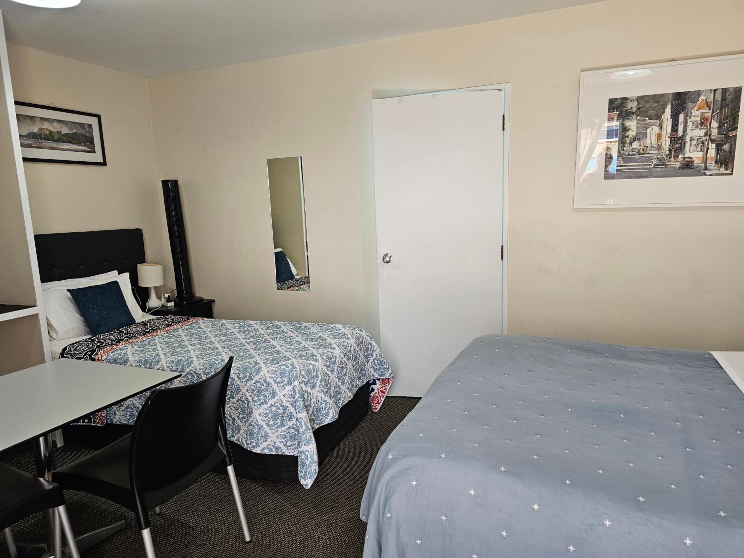 Twin Room with Free Netflix - Photo 7
