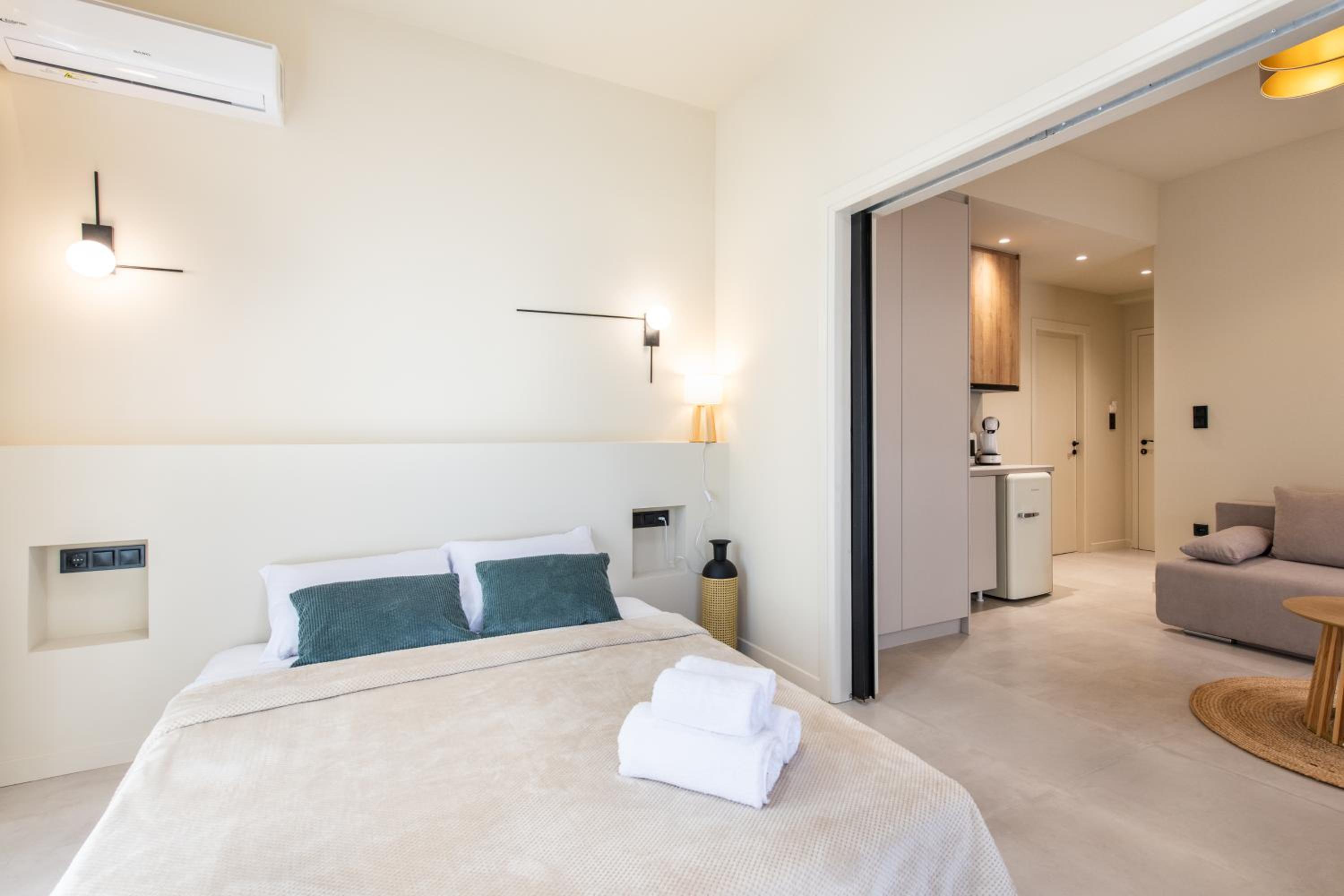 Deluxe King Suite photo 1