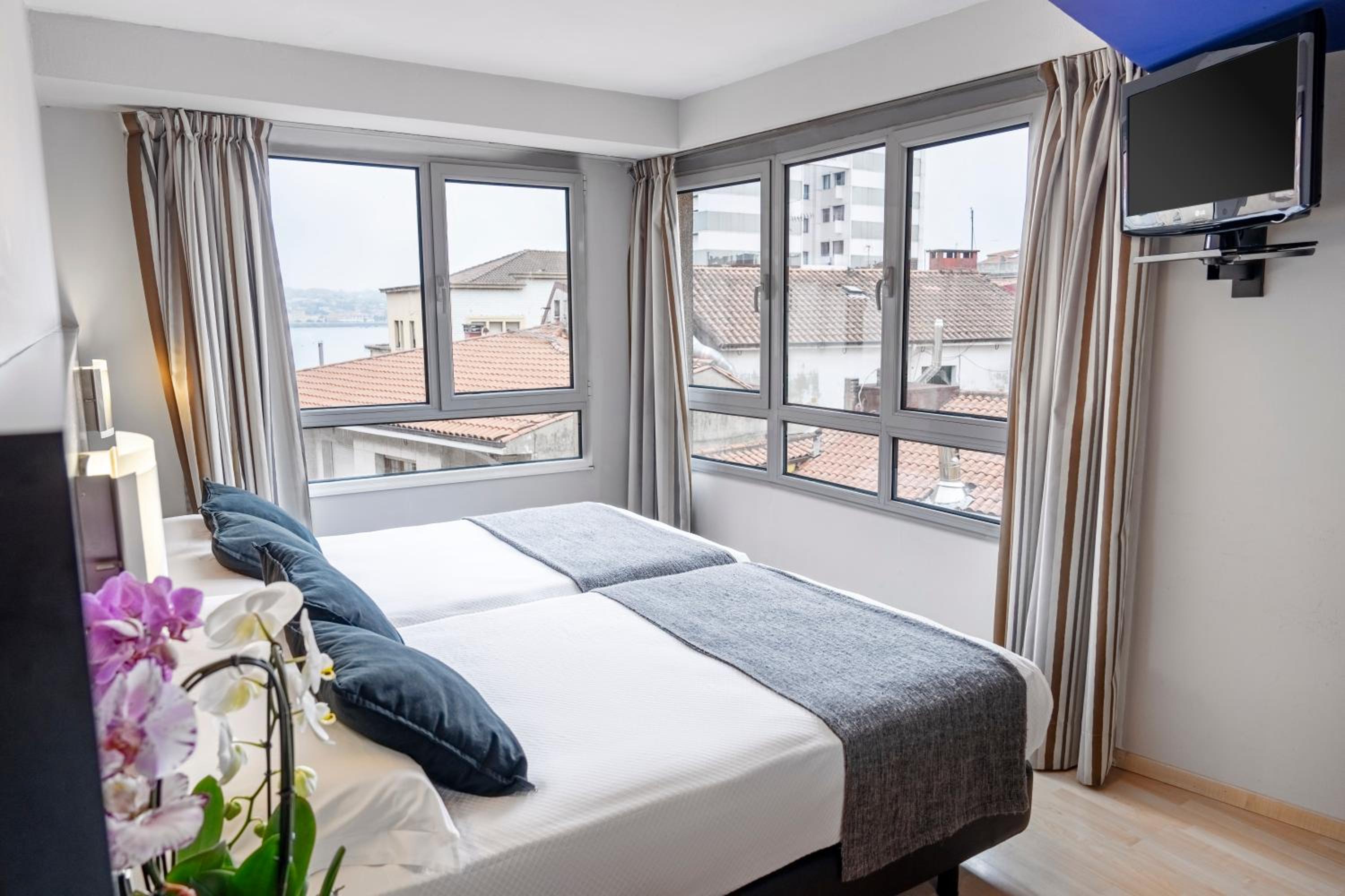  2 single beds - Photo 1