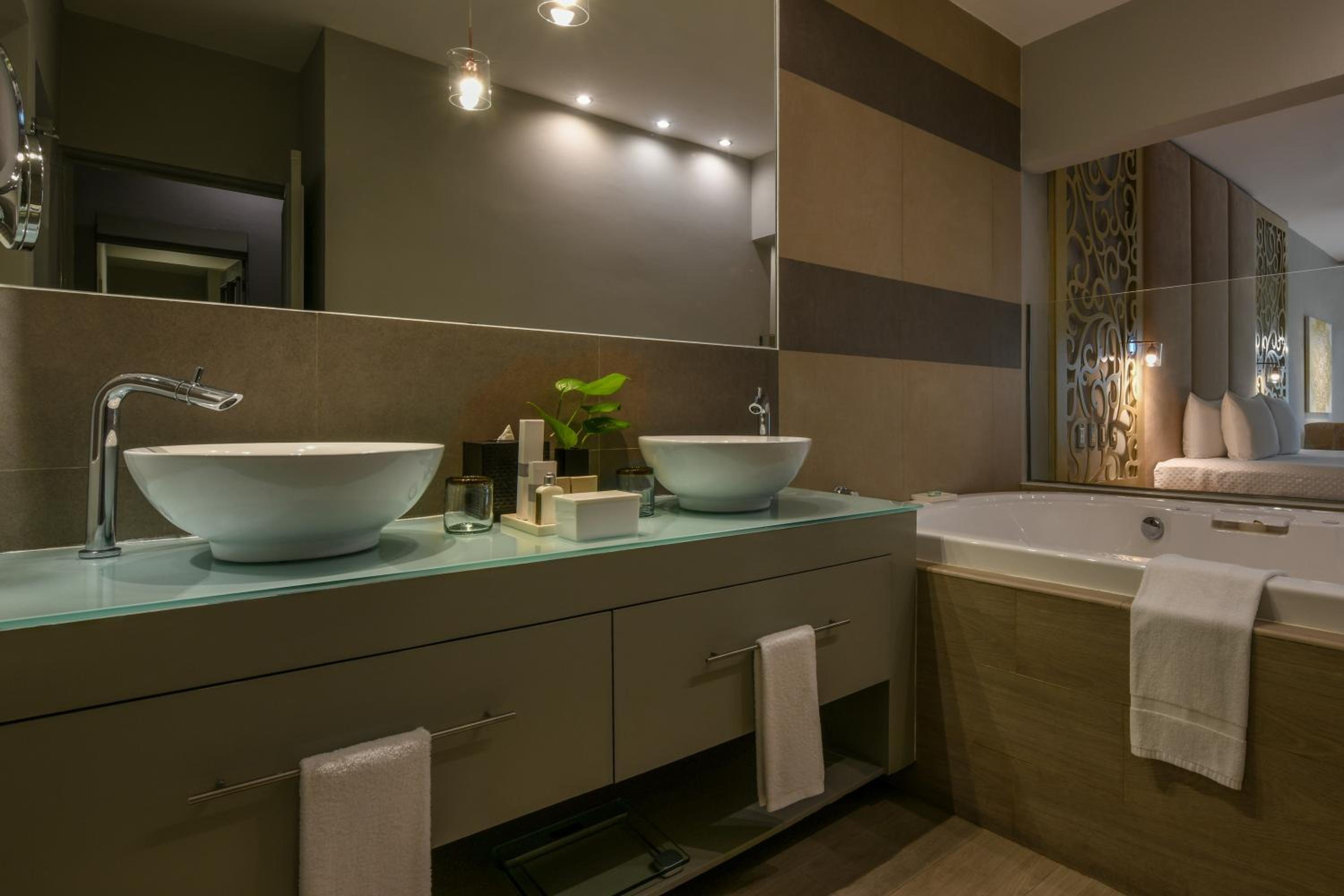 Royal Retreat Swim Up Suite