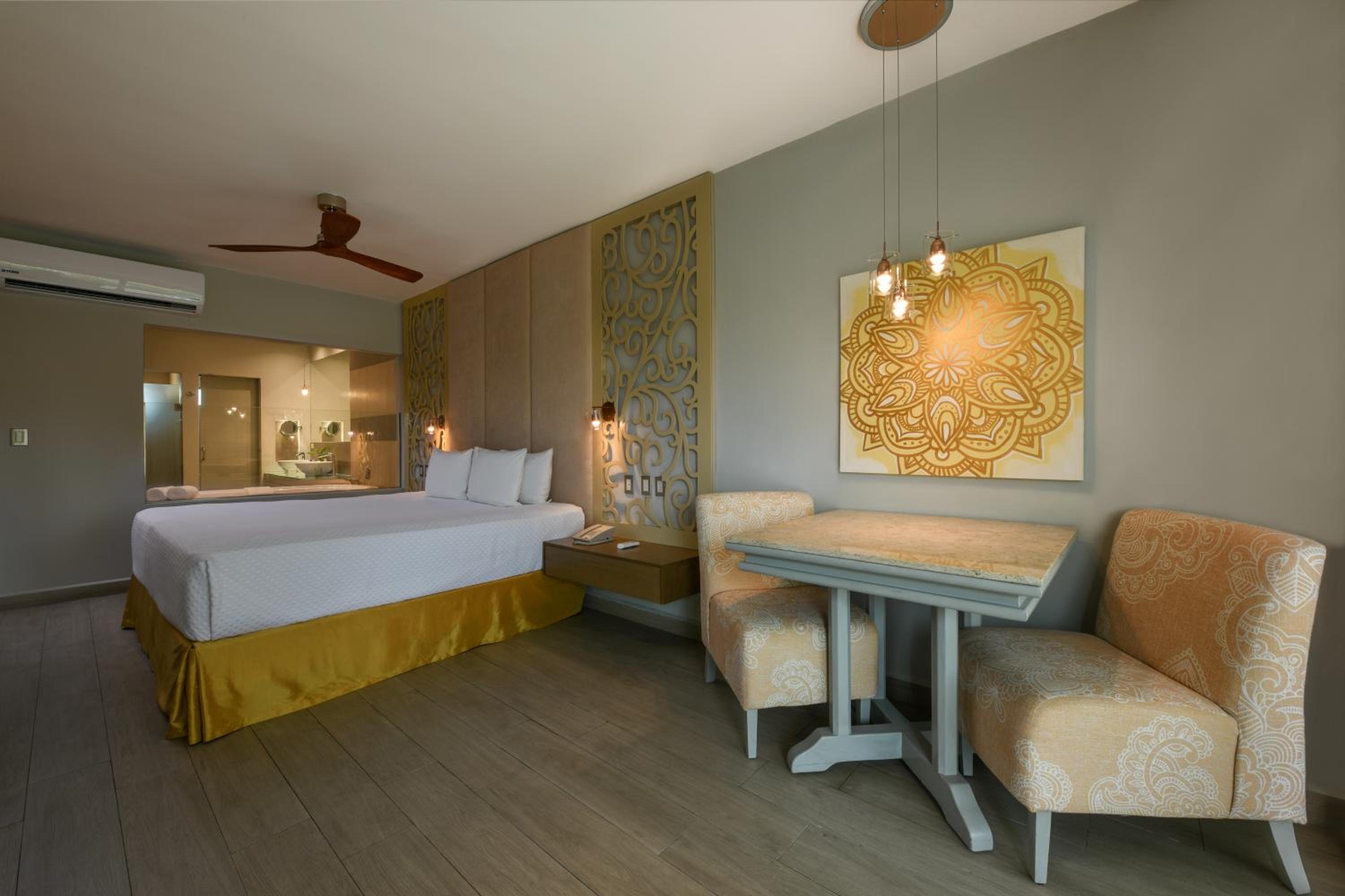Royal Retreat Swim Up Suite