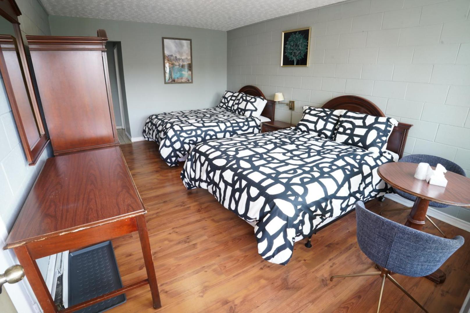Queen Room with Two Queen Beds photo 2