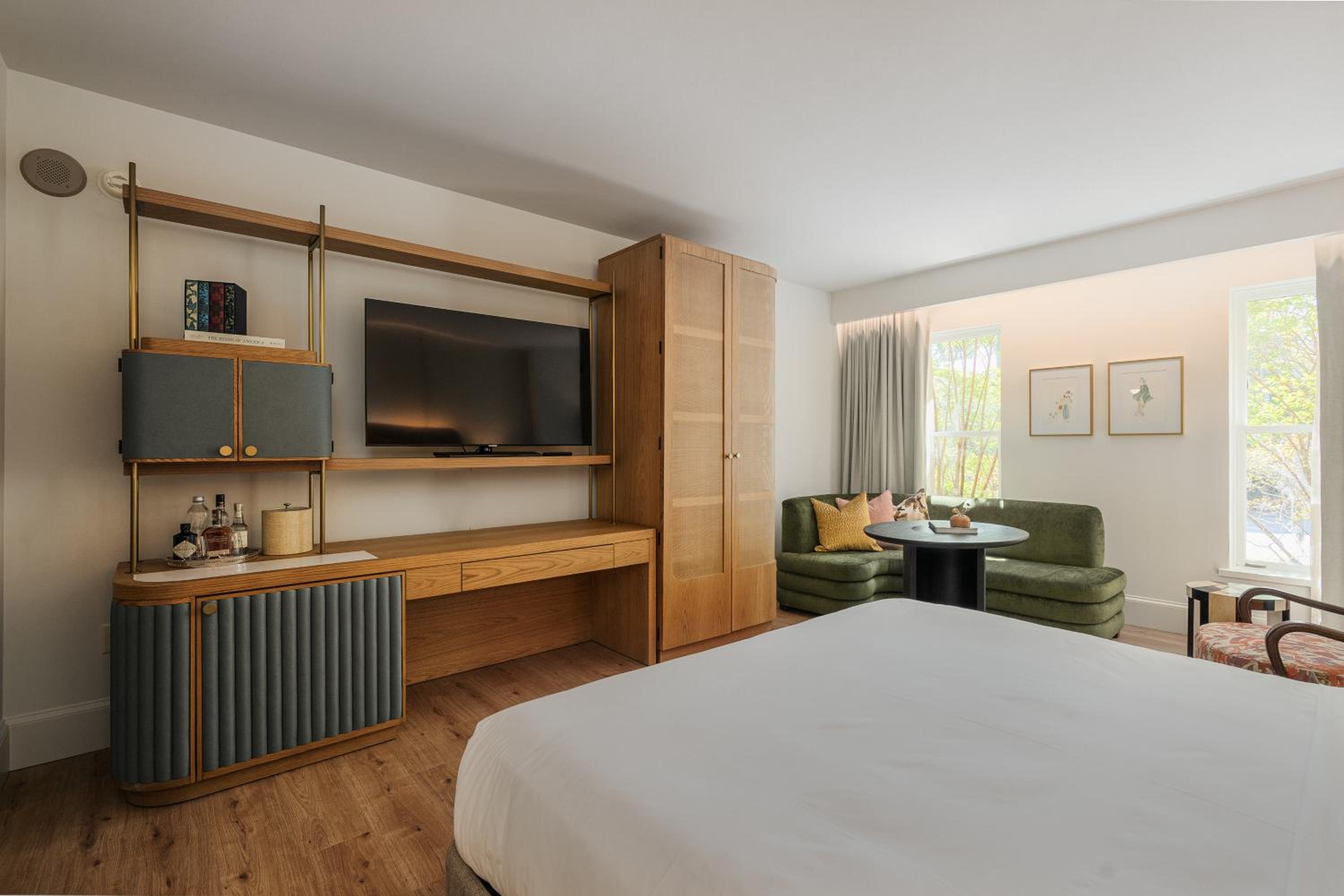 Standard King Room ADA - Photo 8