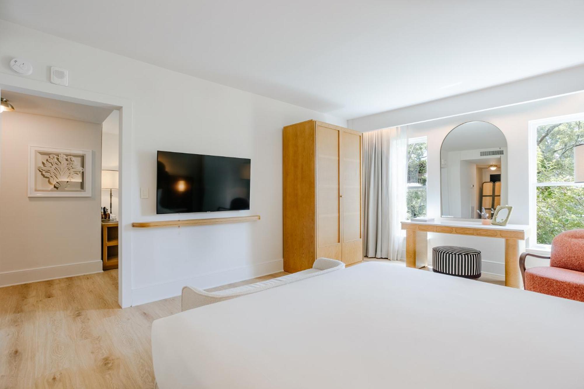 Corner Suite - Photo 2