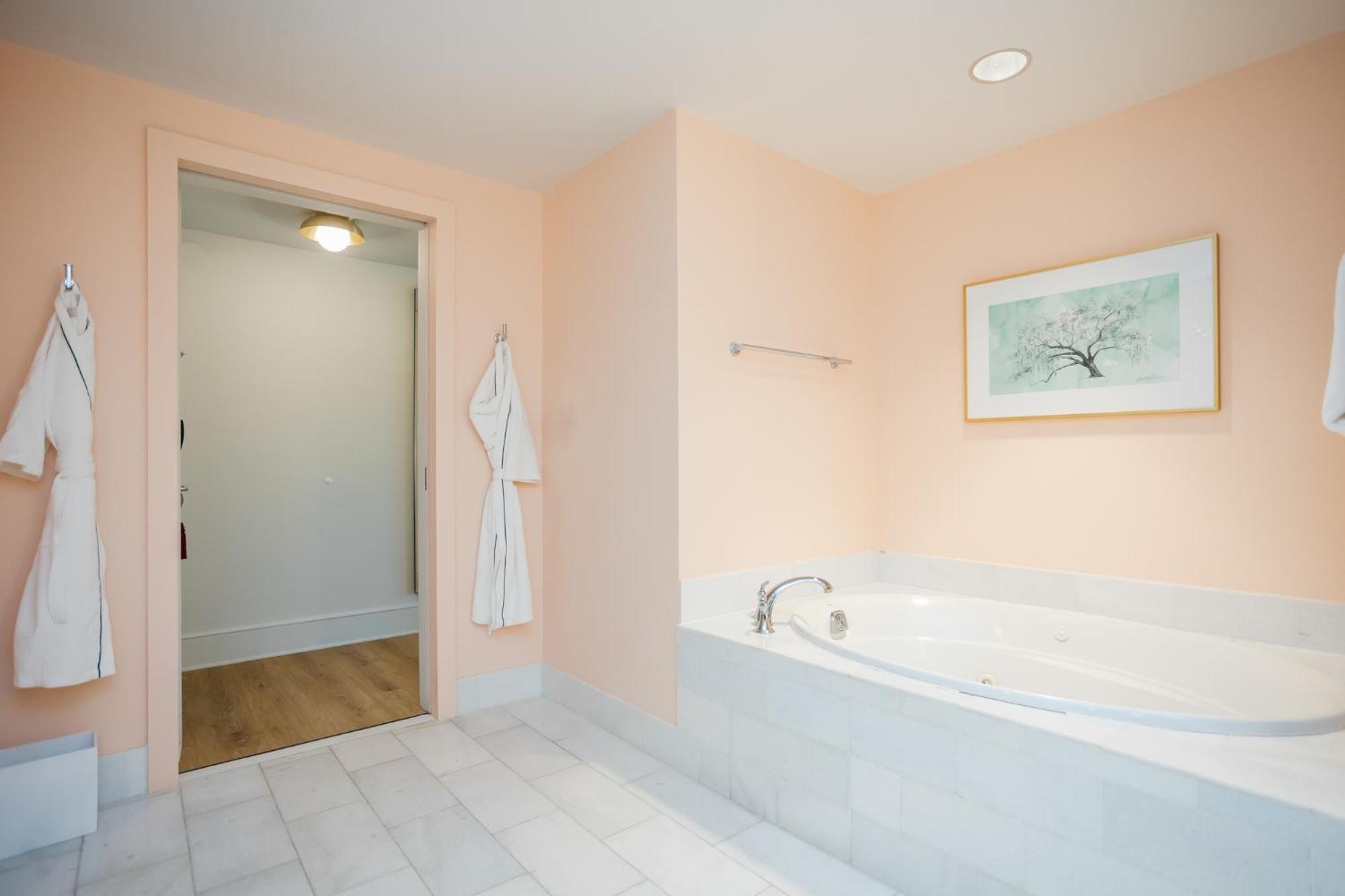 Corner Suite - Photo 16