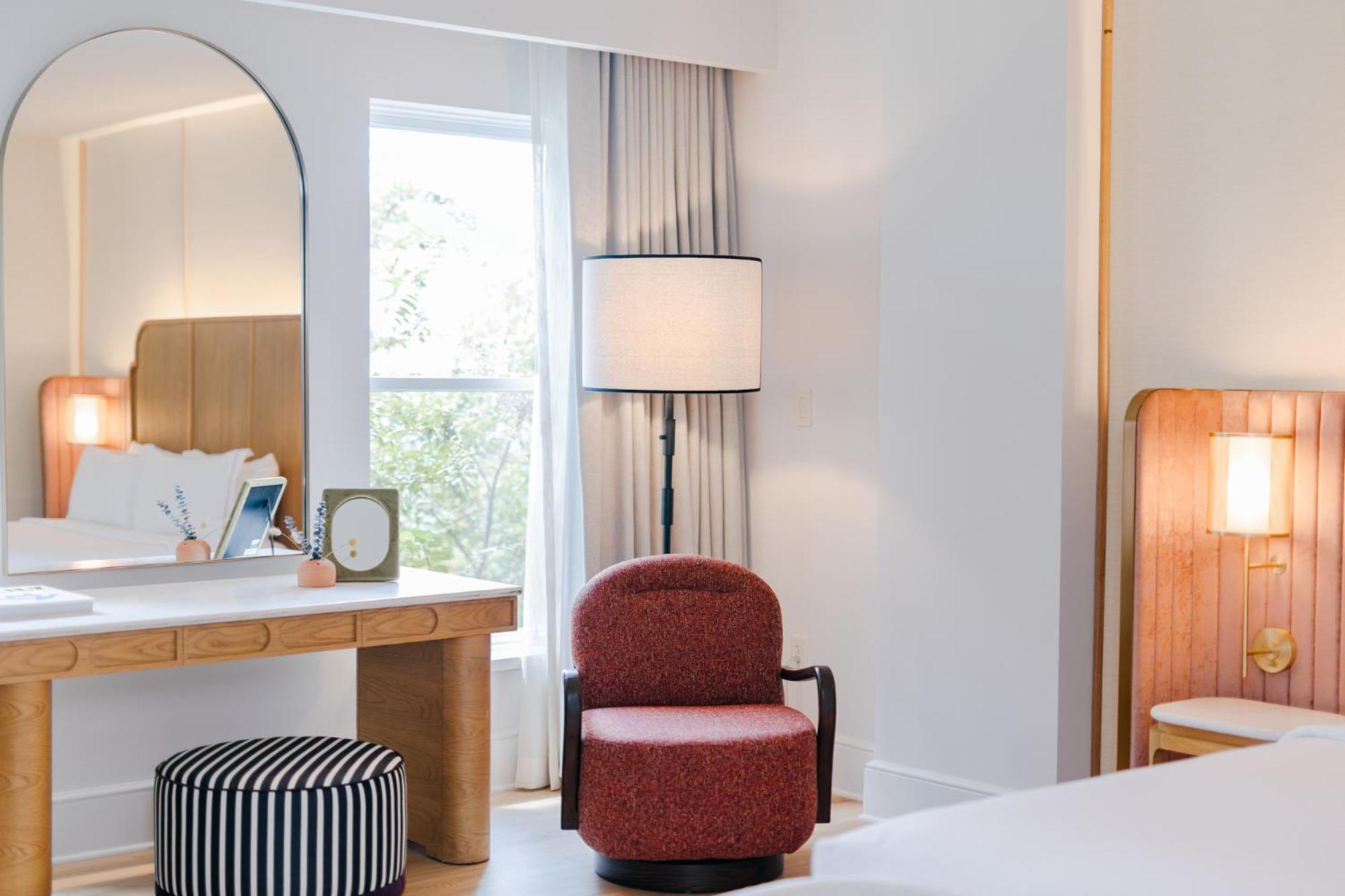 Corner Suite - Photo 9