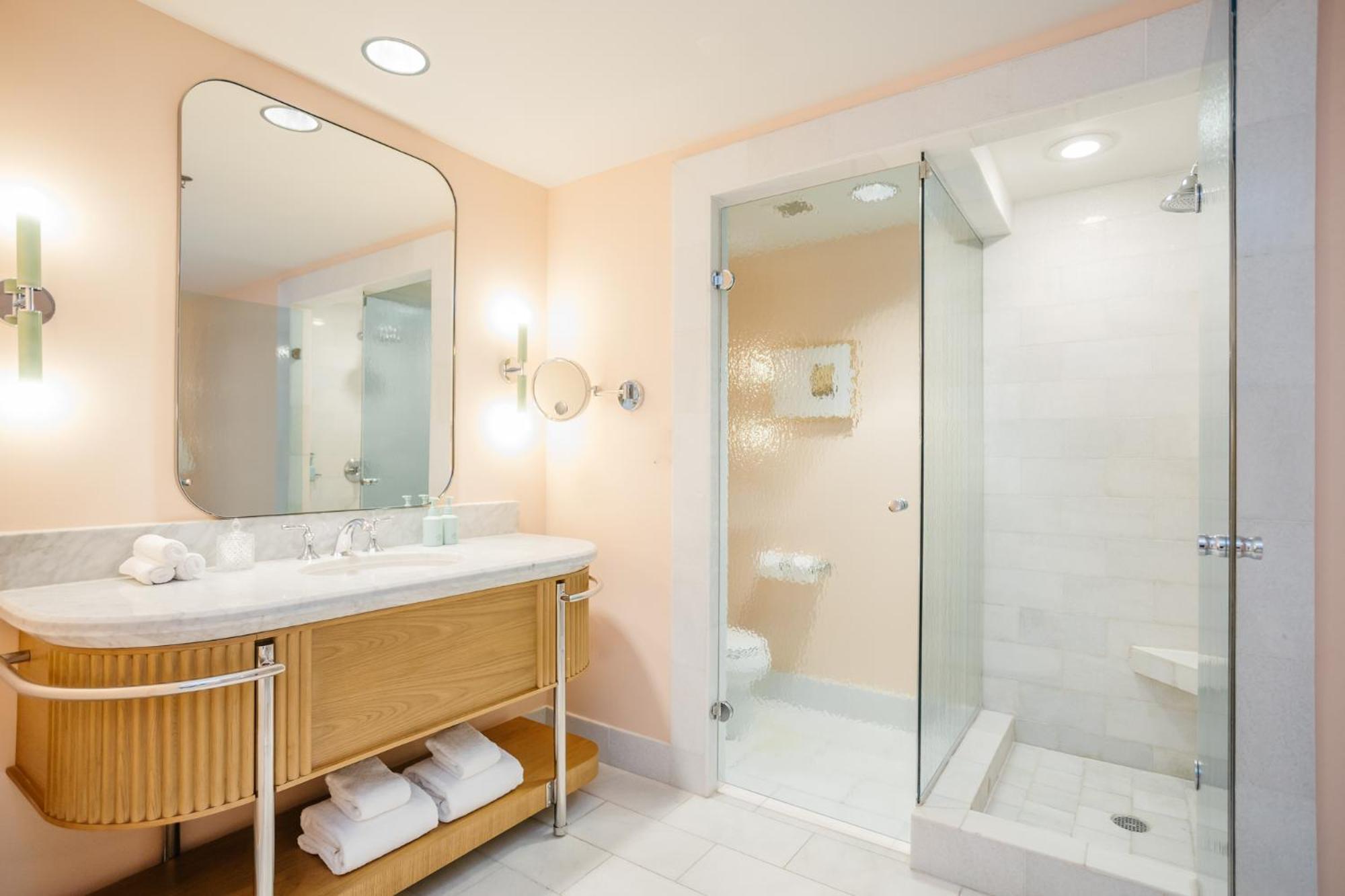 Corner Suite - Photo 15