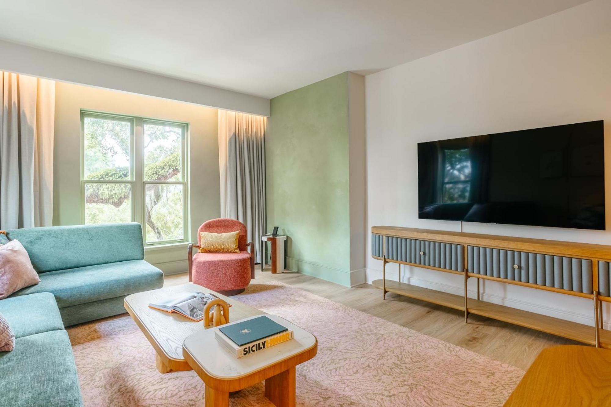 Corner Suite - Photo 4