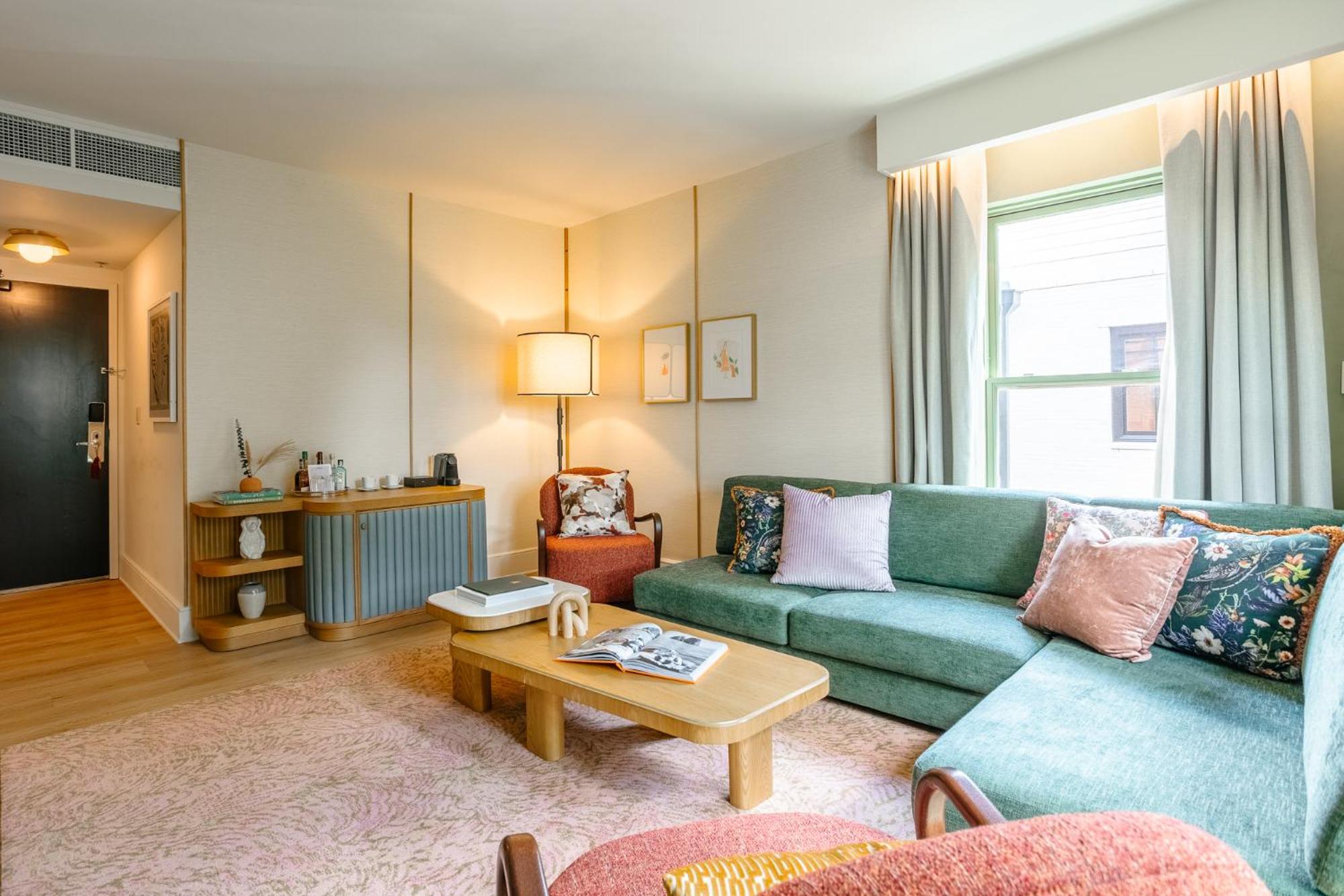 Corner Suite - Photo 3