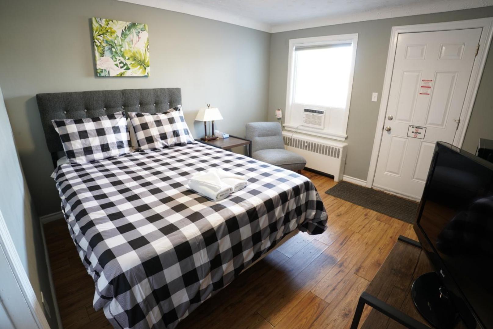 Queen Room photo 2