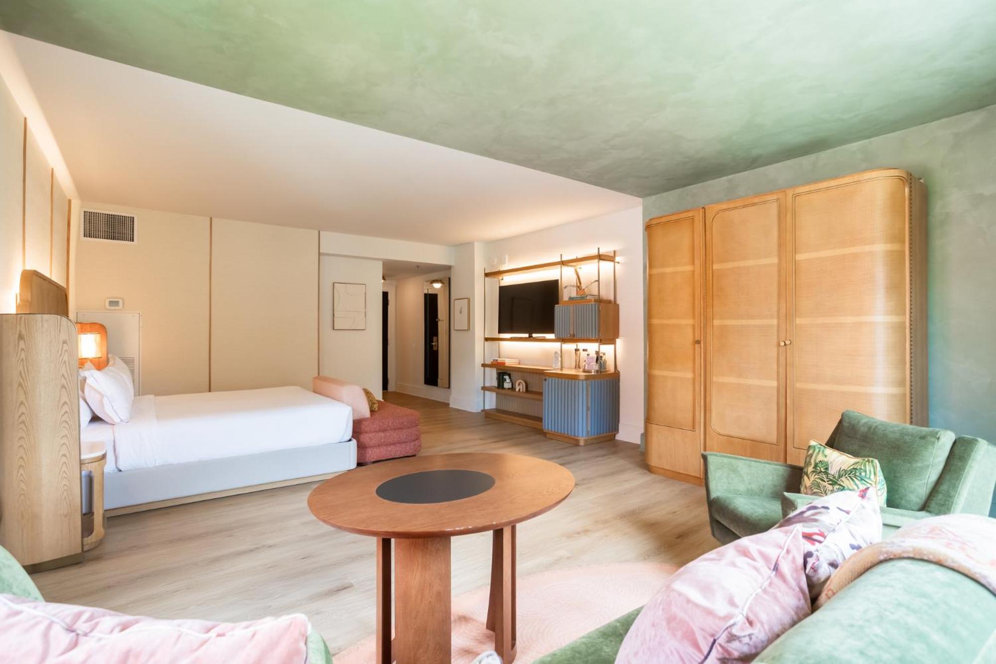 Corner Suite - Photo 13