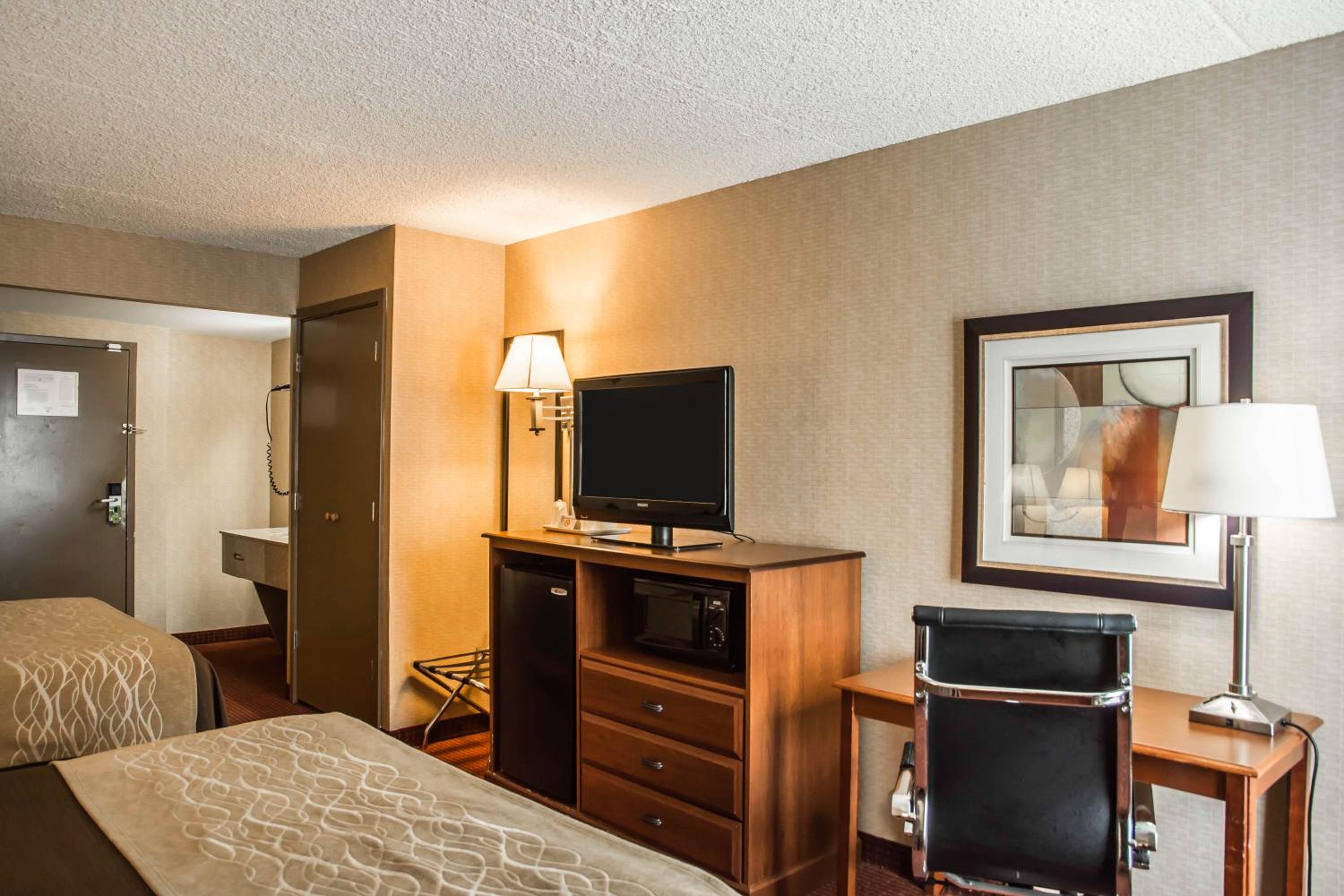Queen Room with Two Queen Beds - Non-Smoking - Photo 3