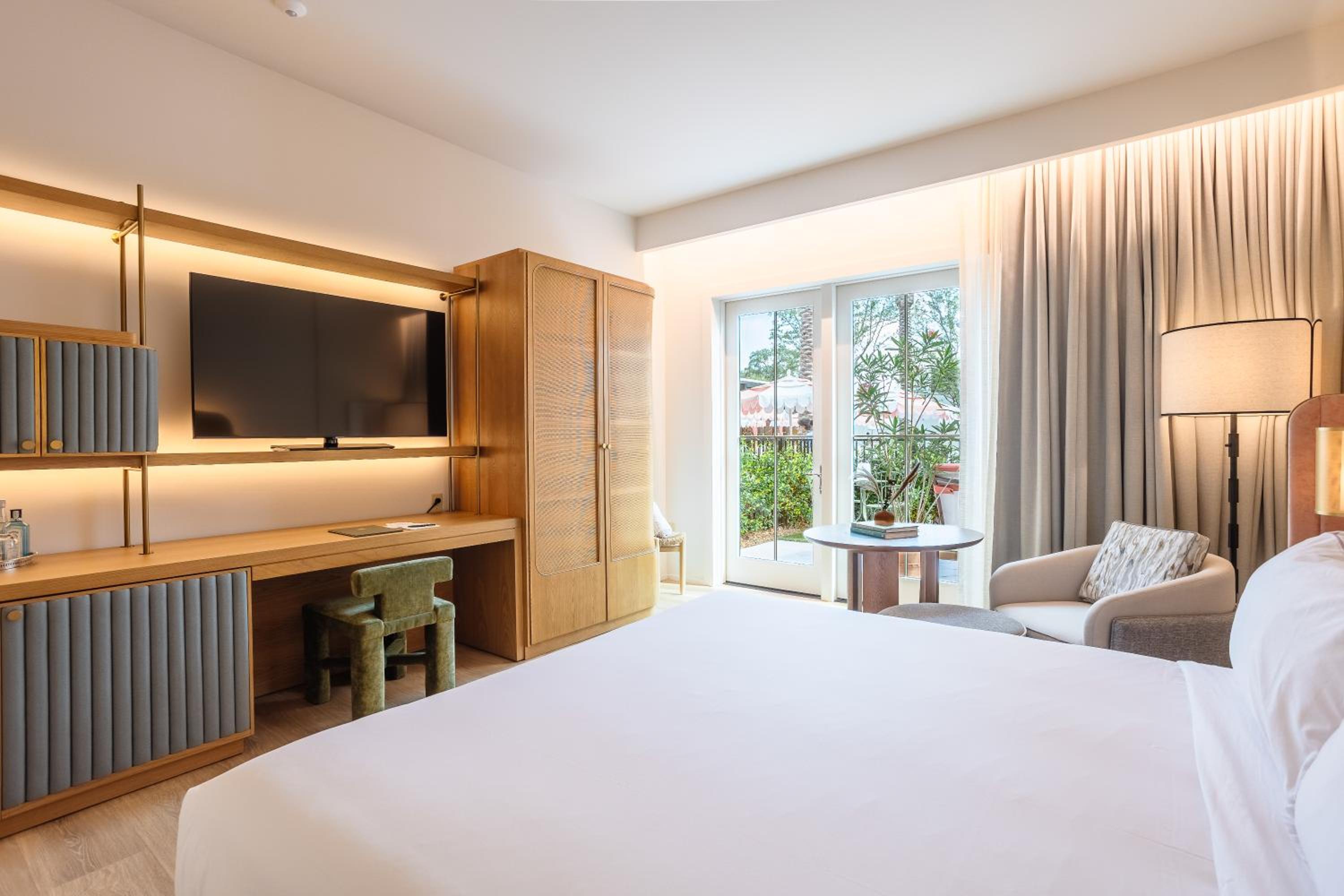 Premium Pool View Suite - Photo 5