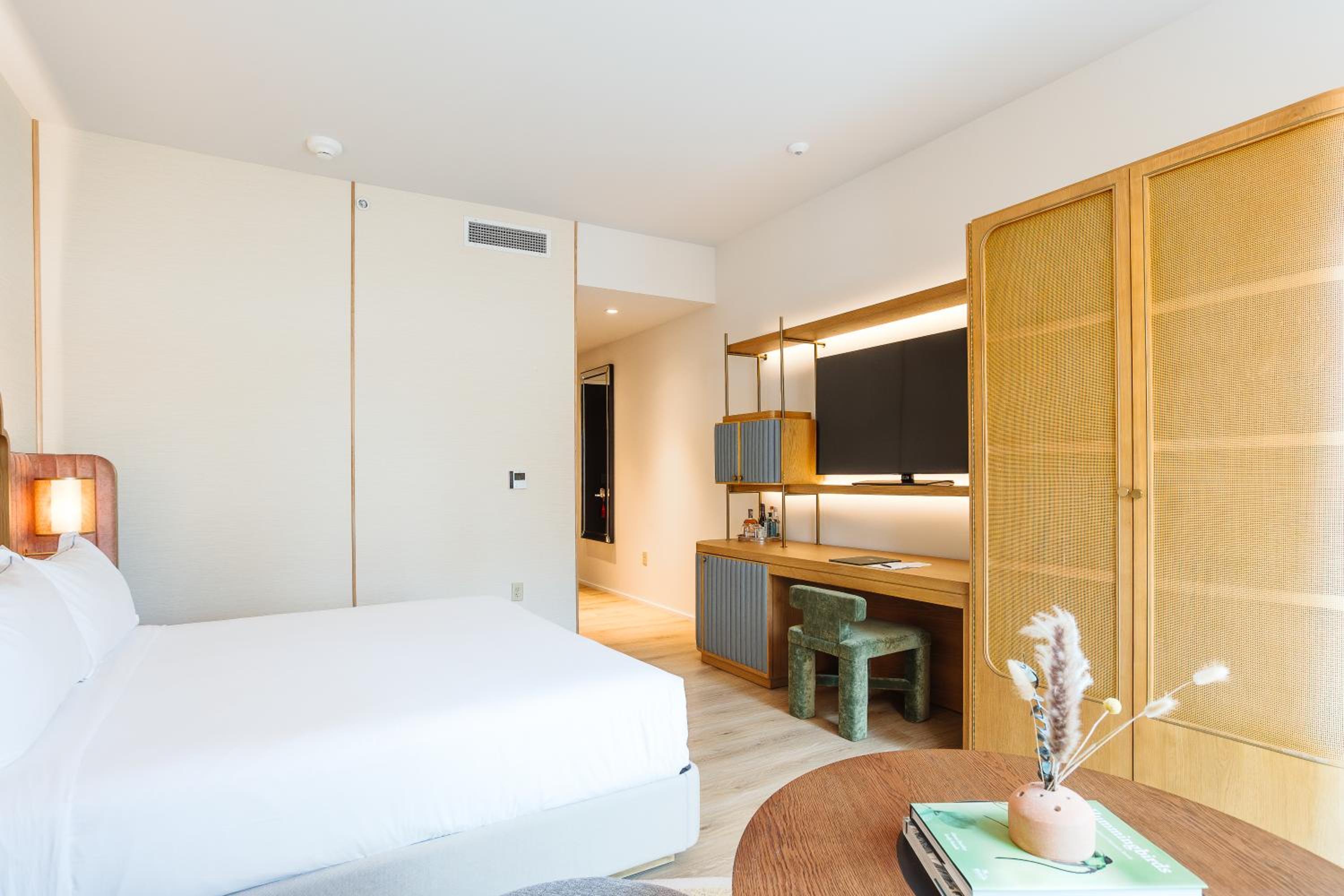 Premium Pool View Suite - Photo 4