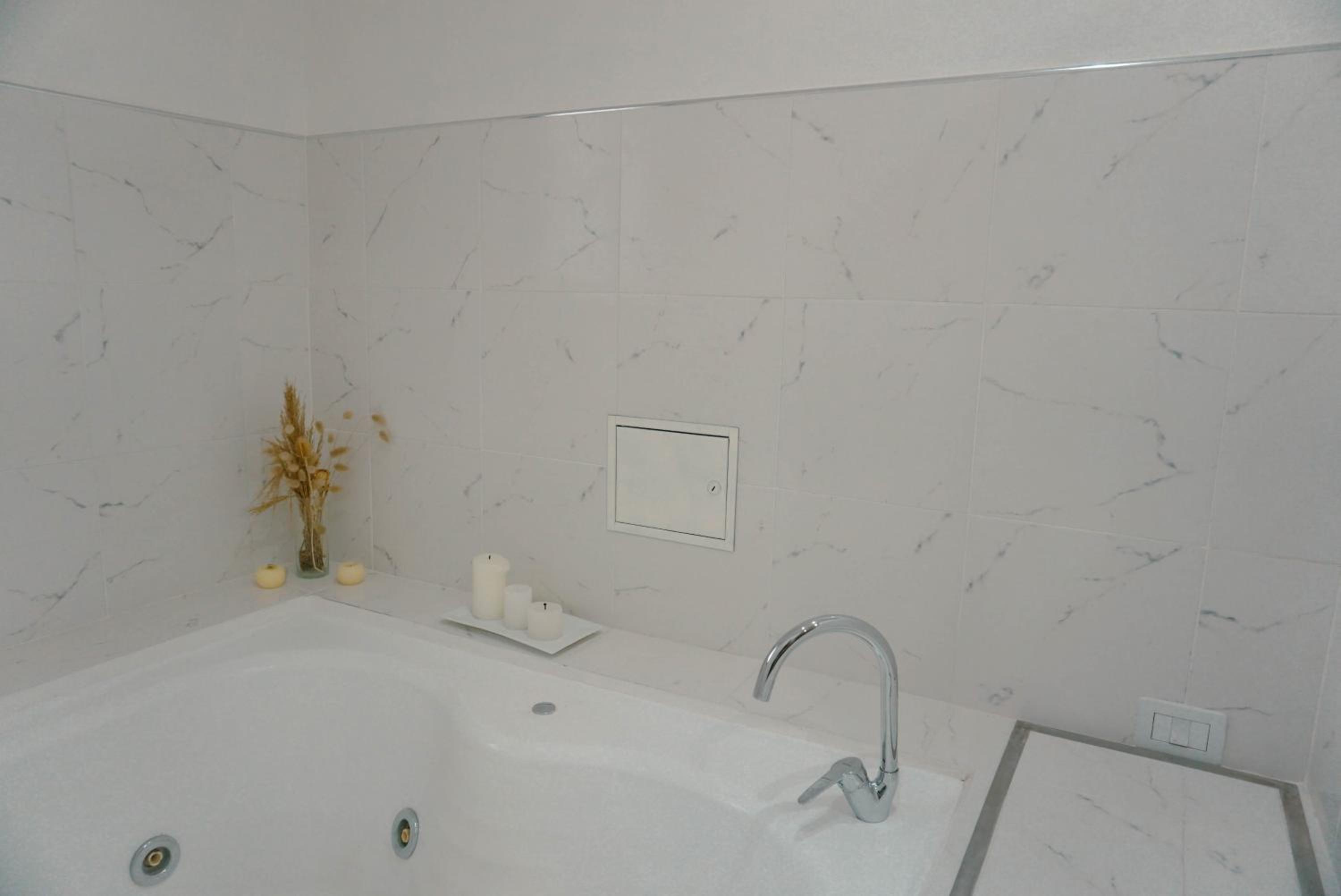 Suite with Hot Tub photo 2