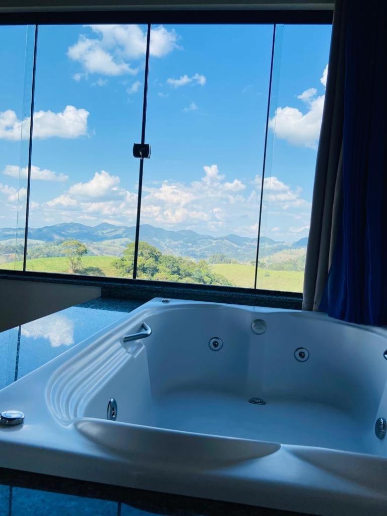 Queen Suite with Spa Bath photo 3