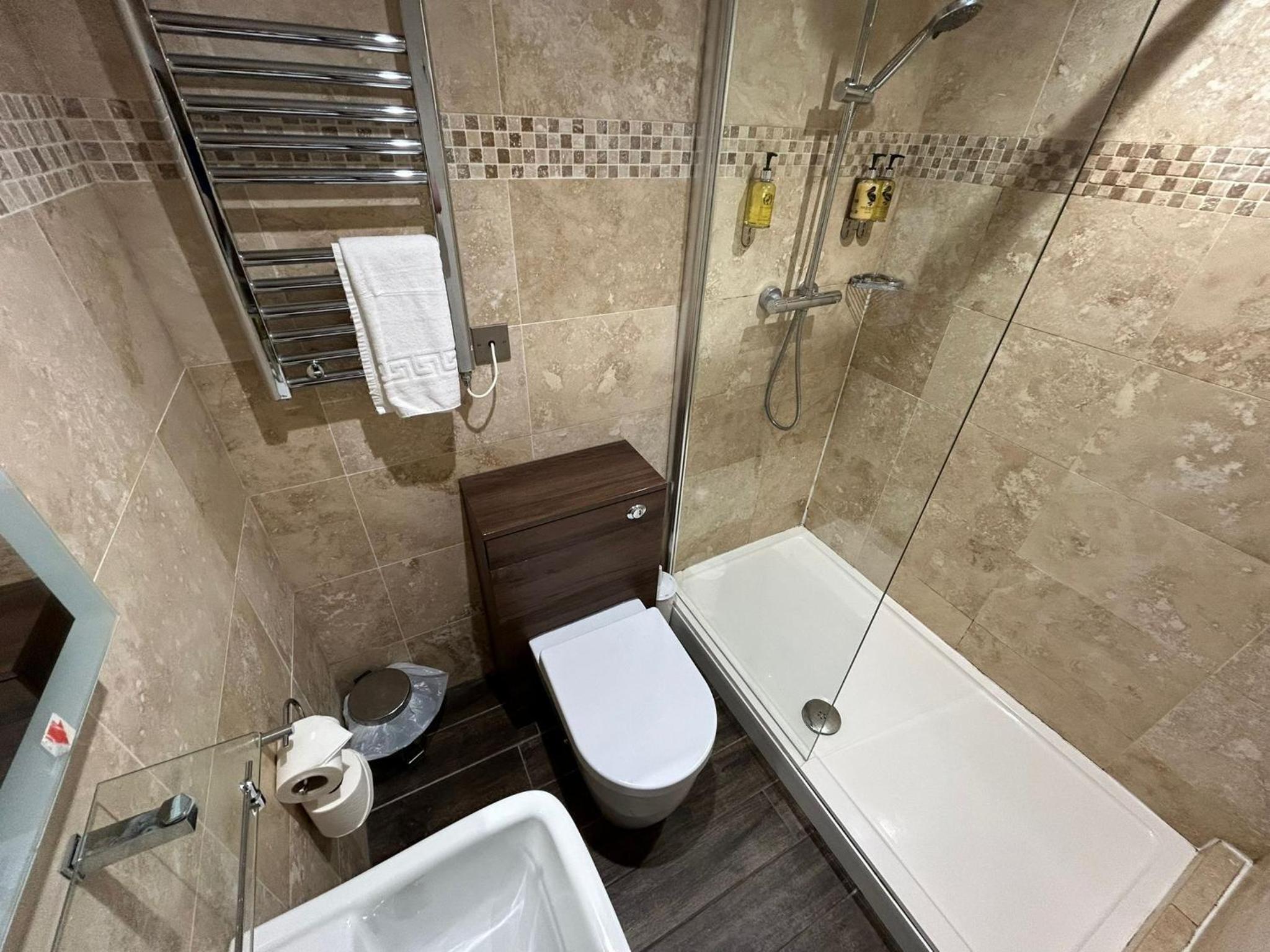 Twin Room with Private Bathroom photo 2