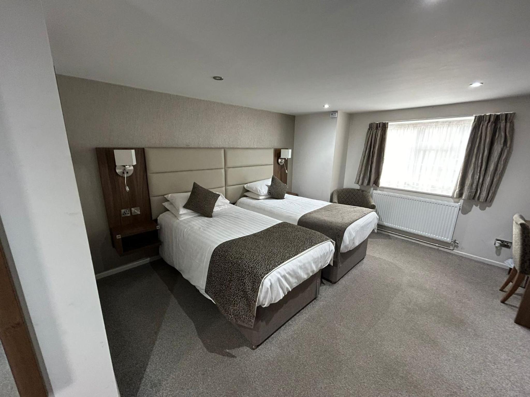 Twin Room with Private Bathroom photo 3