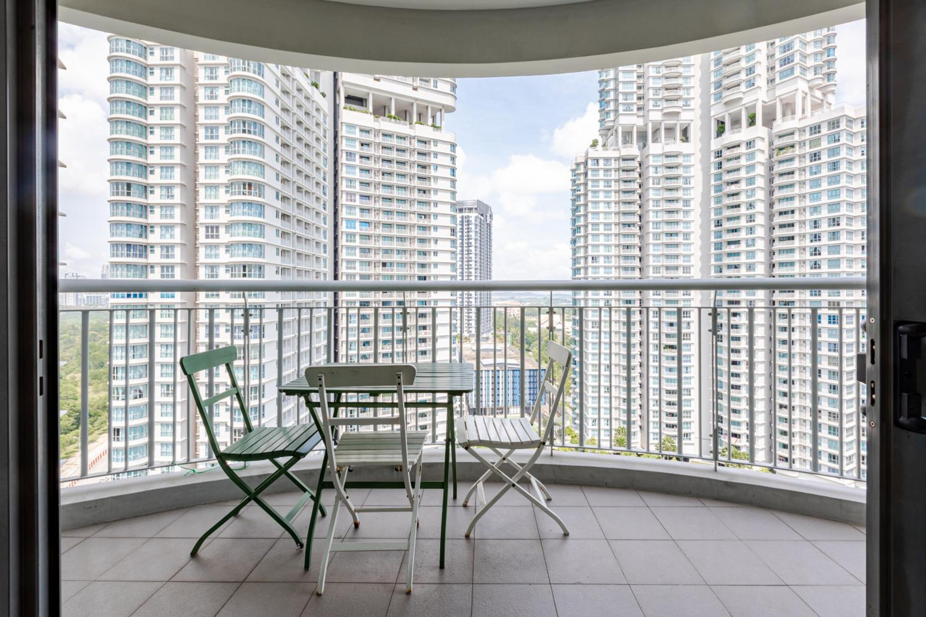 Two-Bedroom Apartment With Pool View photo 2