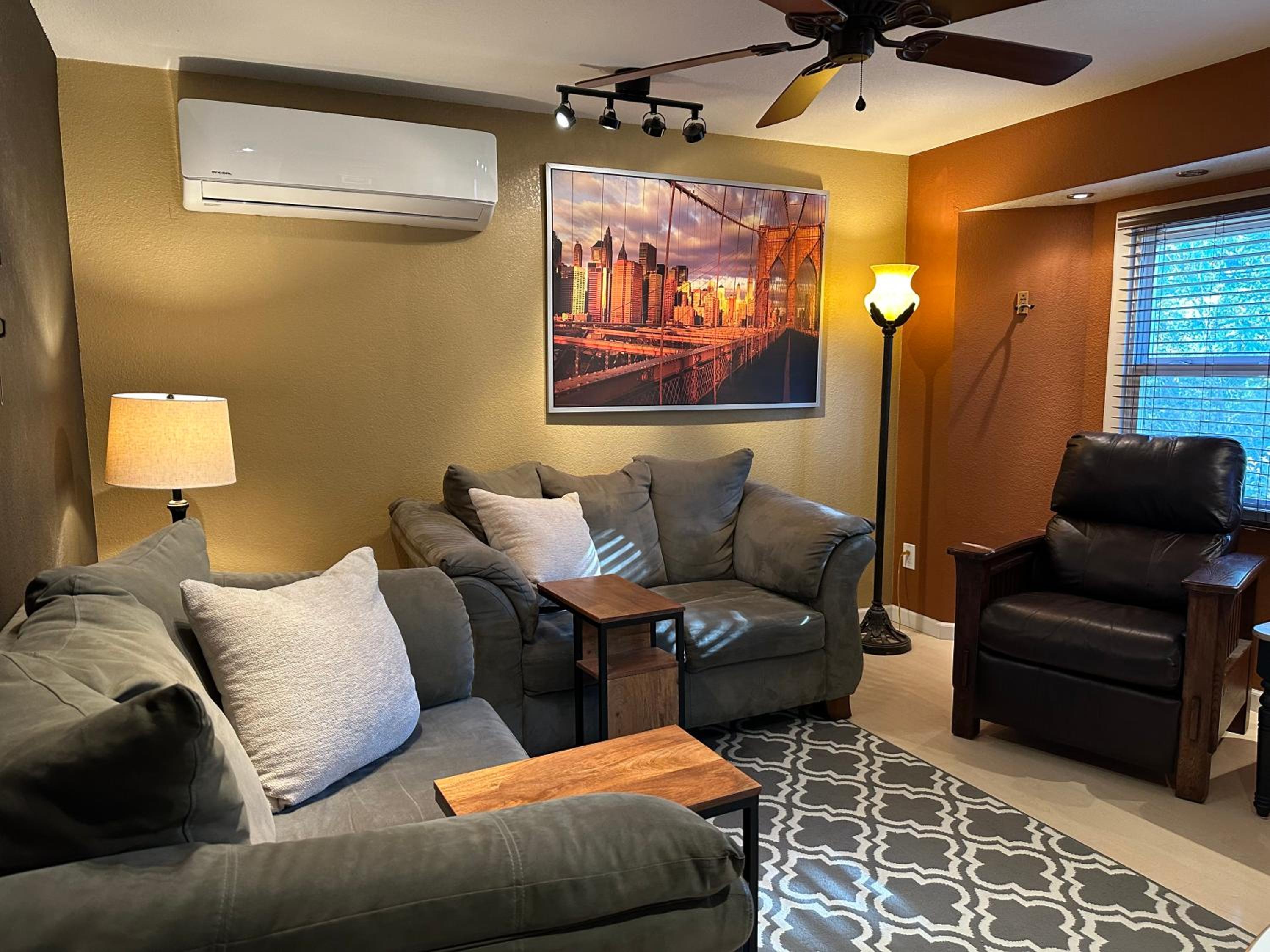 One-Bedroom Apartment photo 1