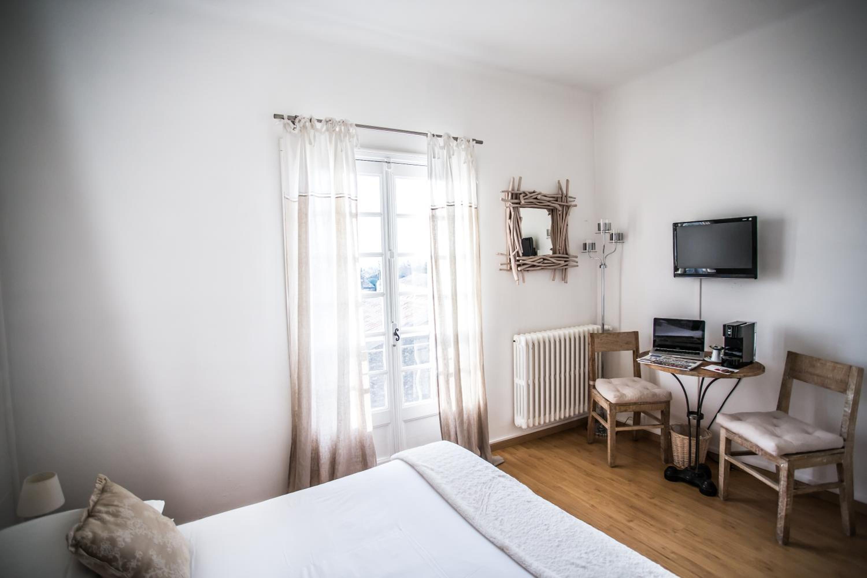 Standard Double Room - Photo 5