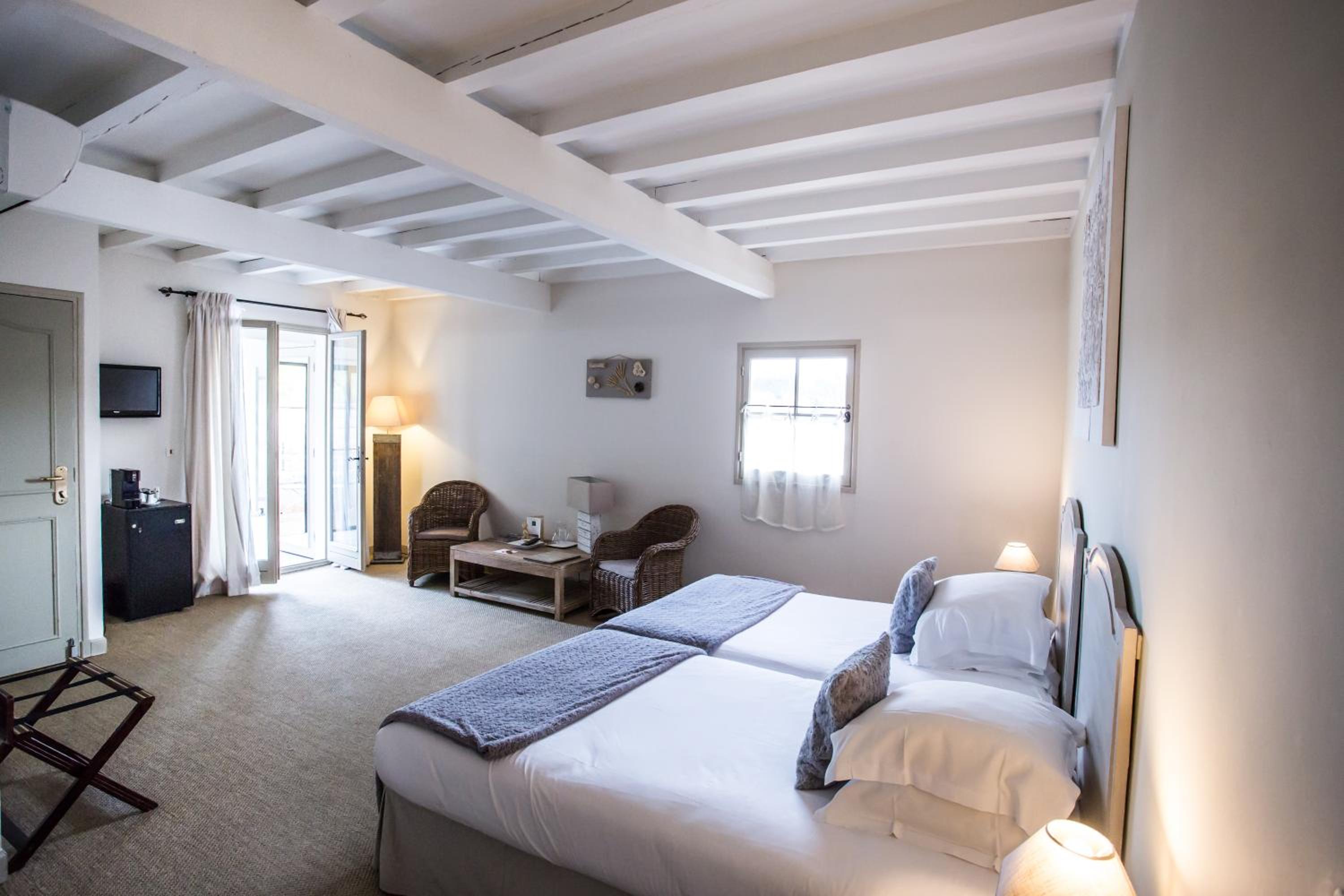 Luxury Suite - Photo 7
