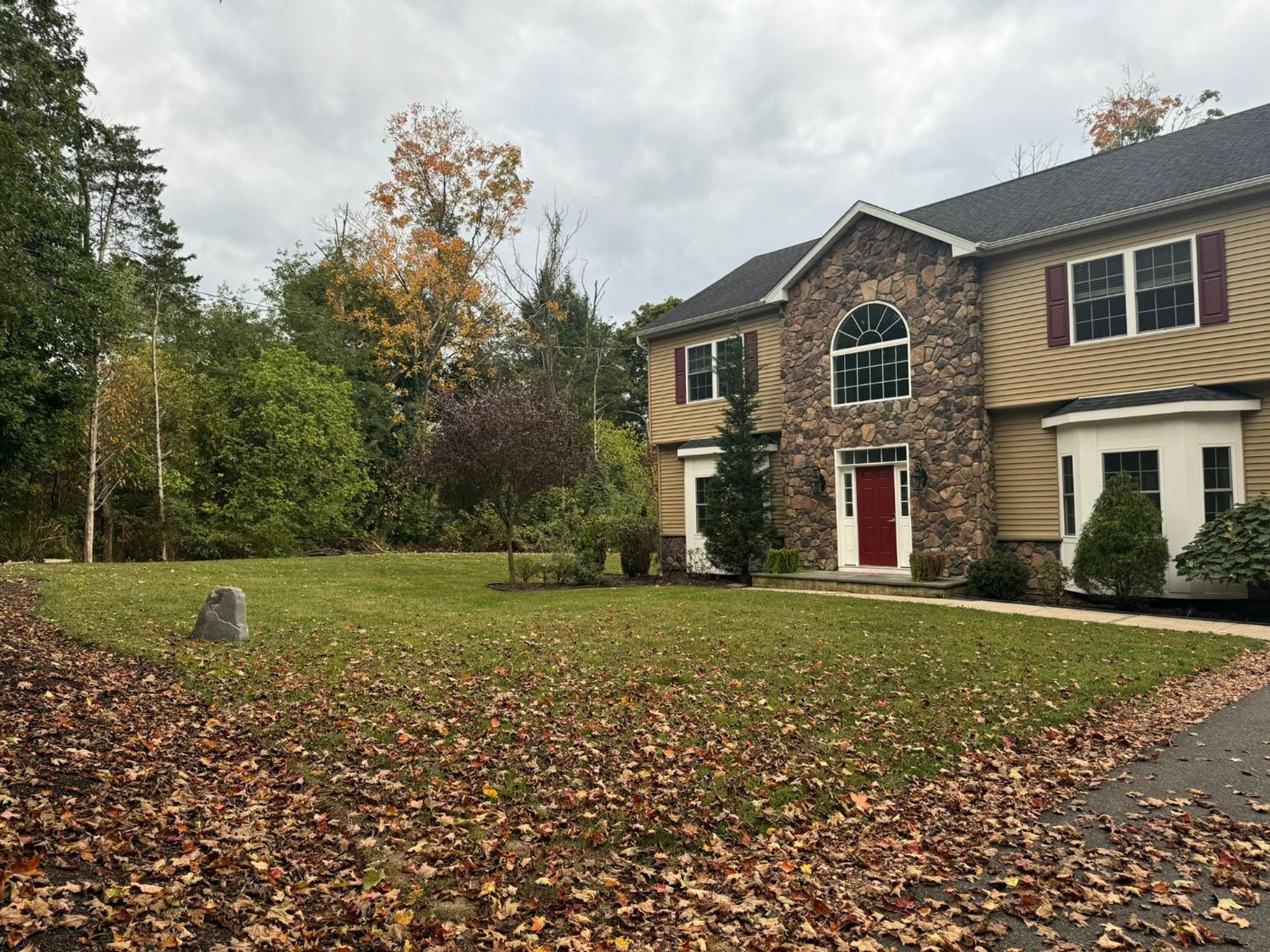 Five-Bedroom House photo 3