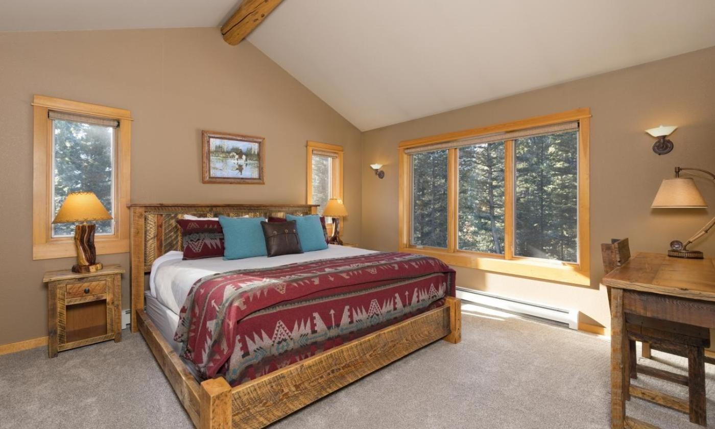 Five-Bedroom House photo 2