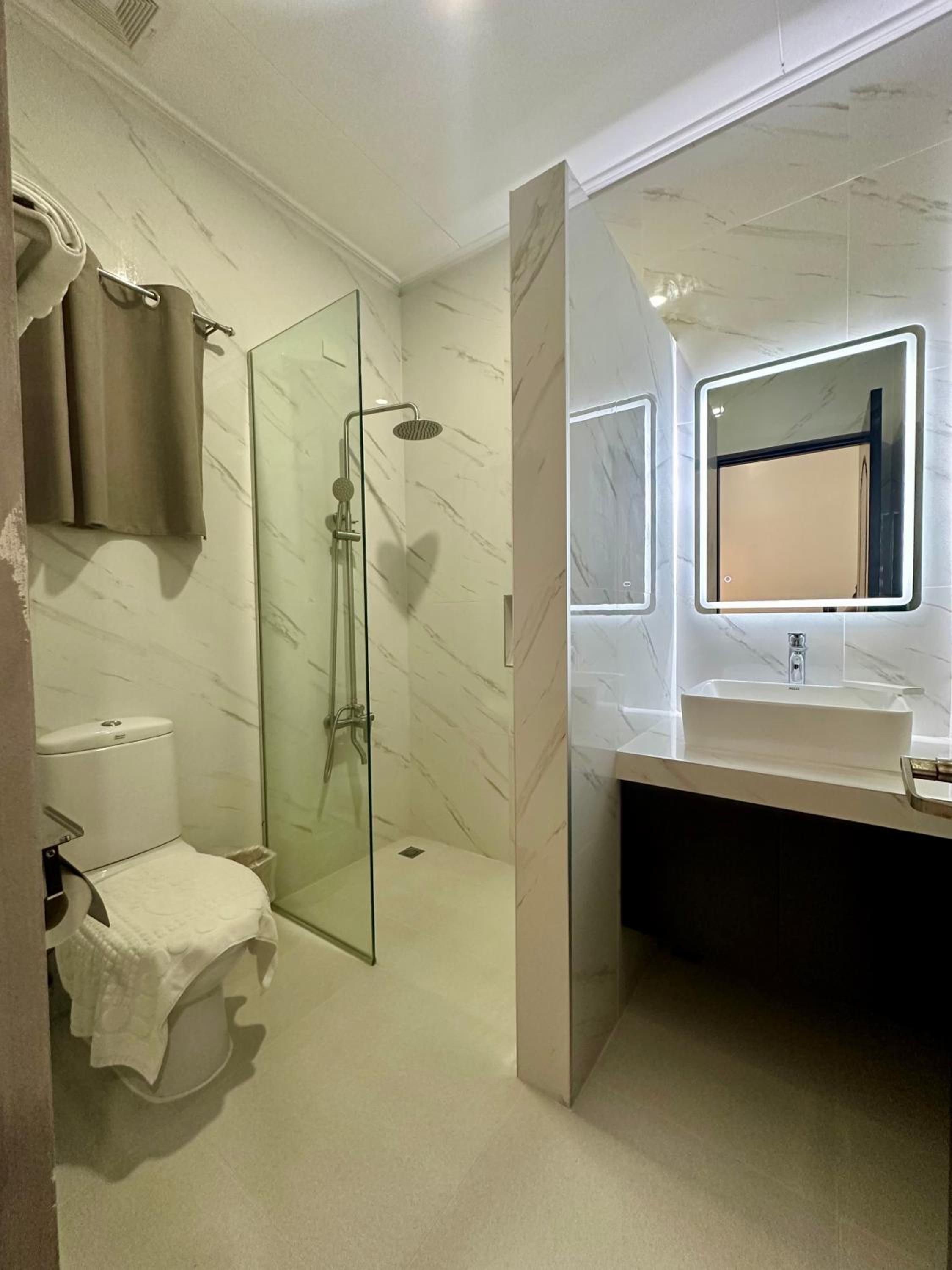 Standard Queen Room - Photo 8