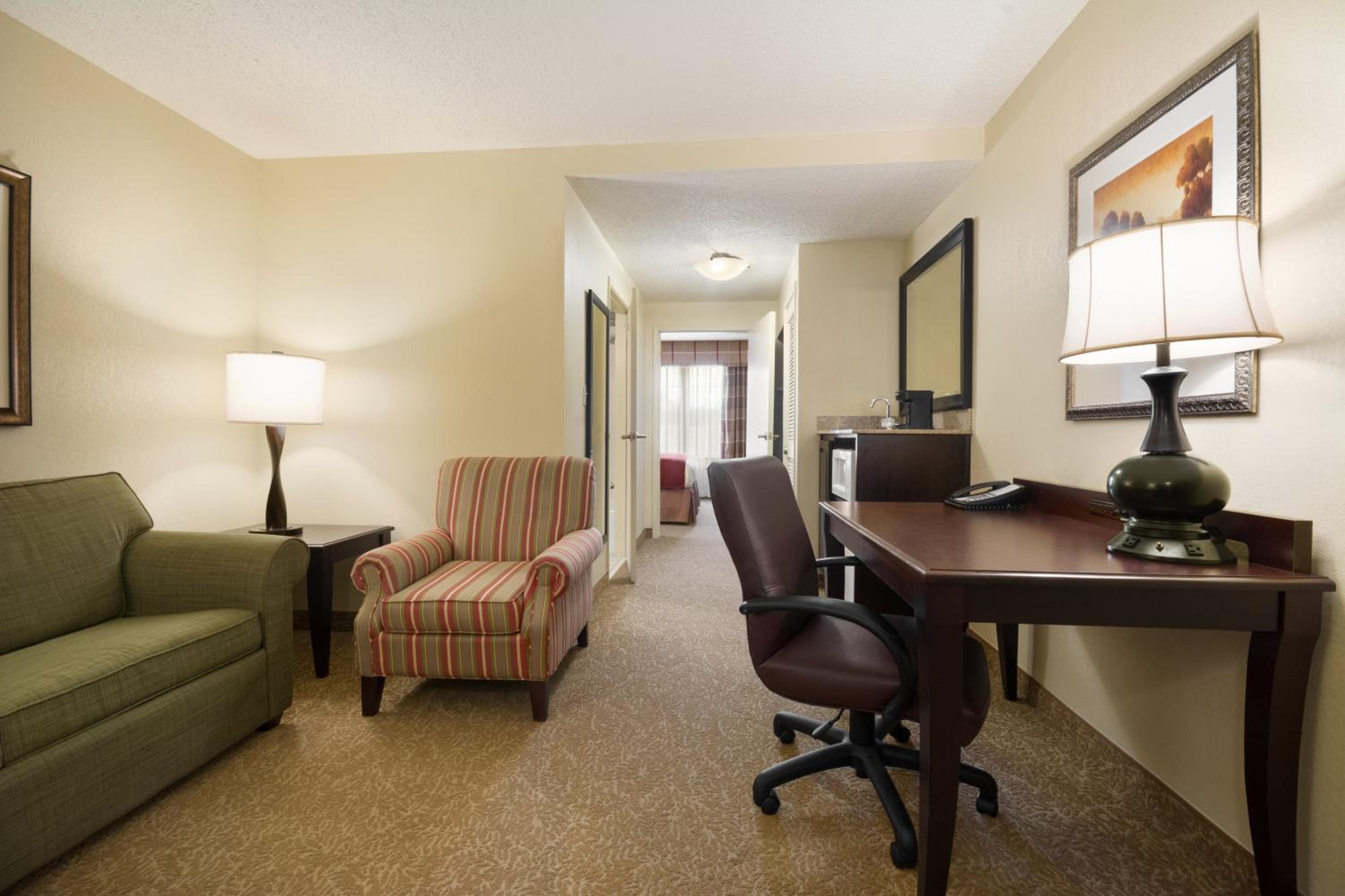 King Room - Non-Smoking - Photo 4