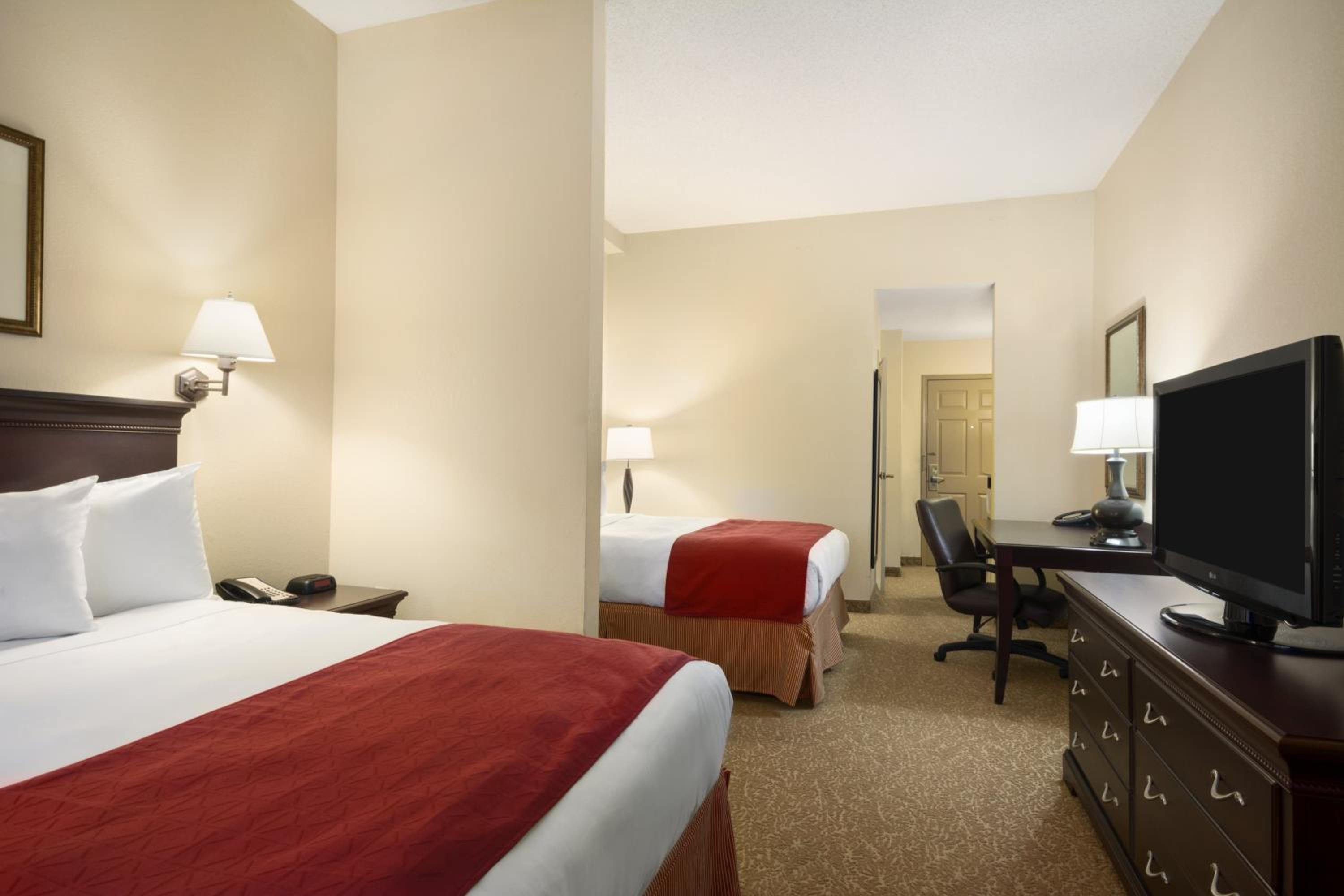 Queen Room with Two Queen Beds - Non-Smoking - Photo 3