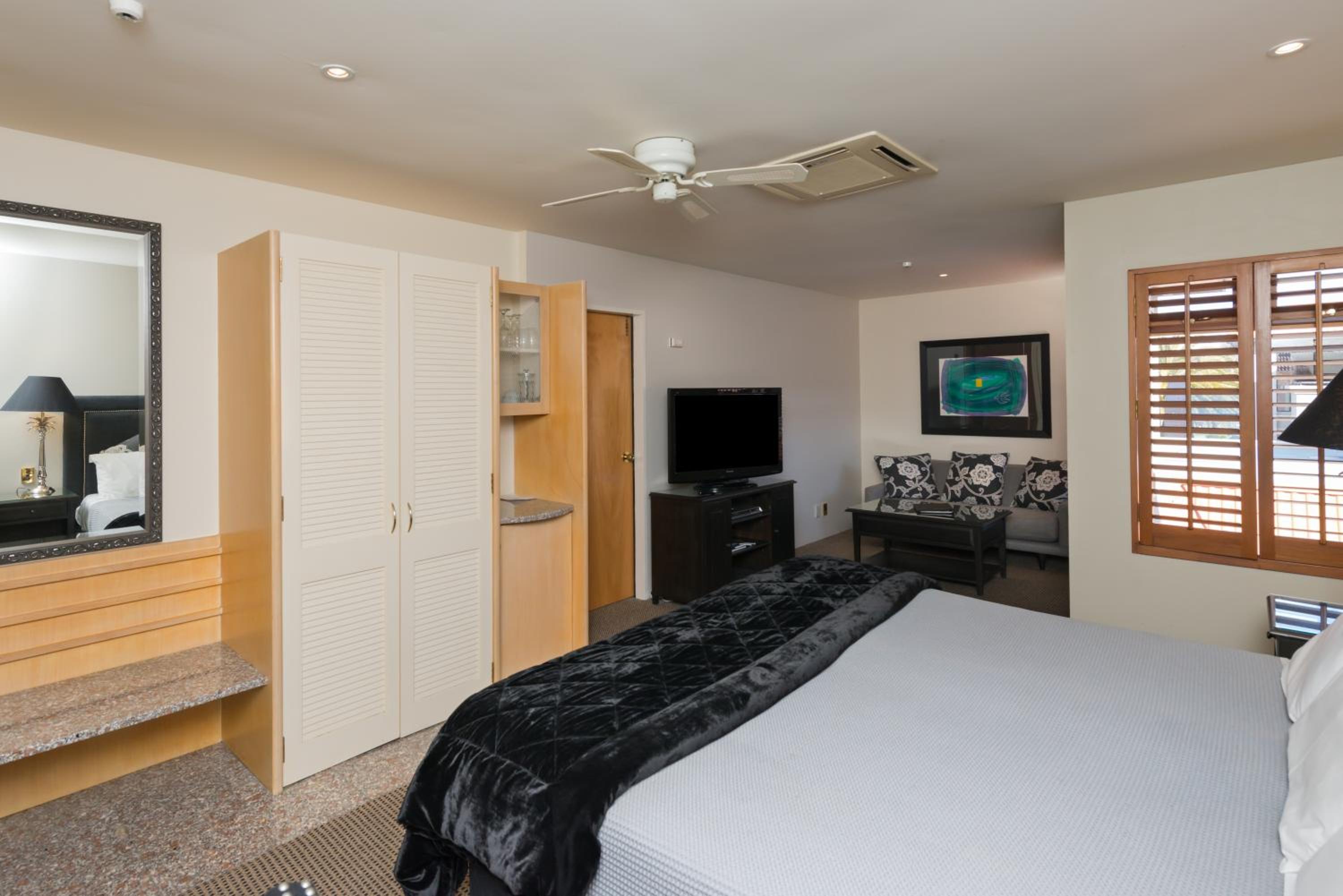 Standard Queen Room with Pool View photo 2
