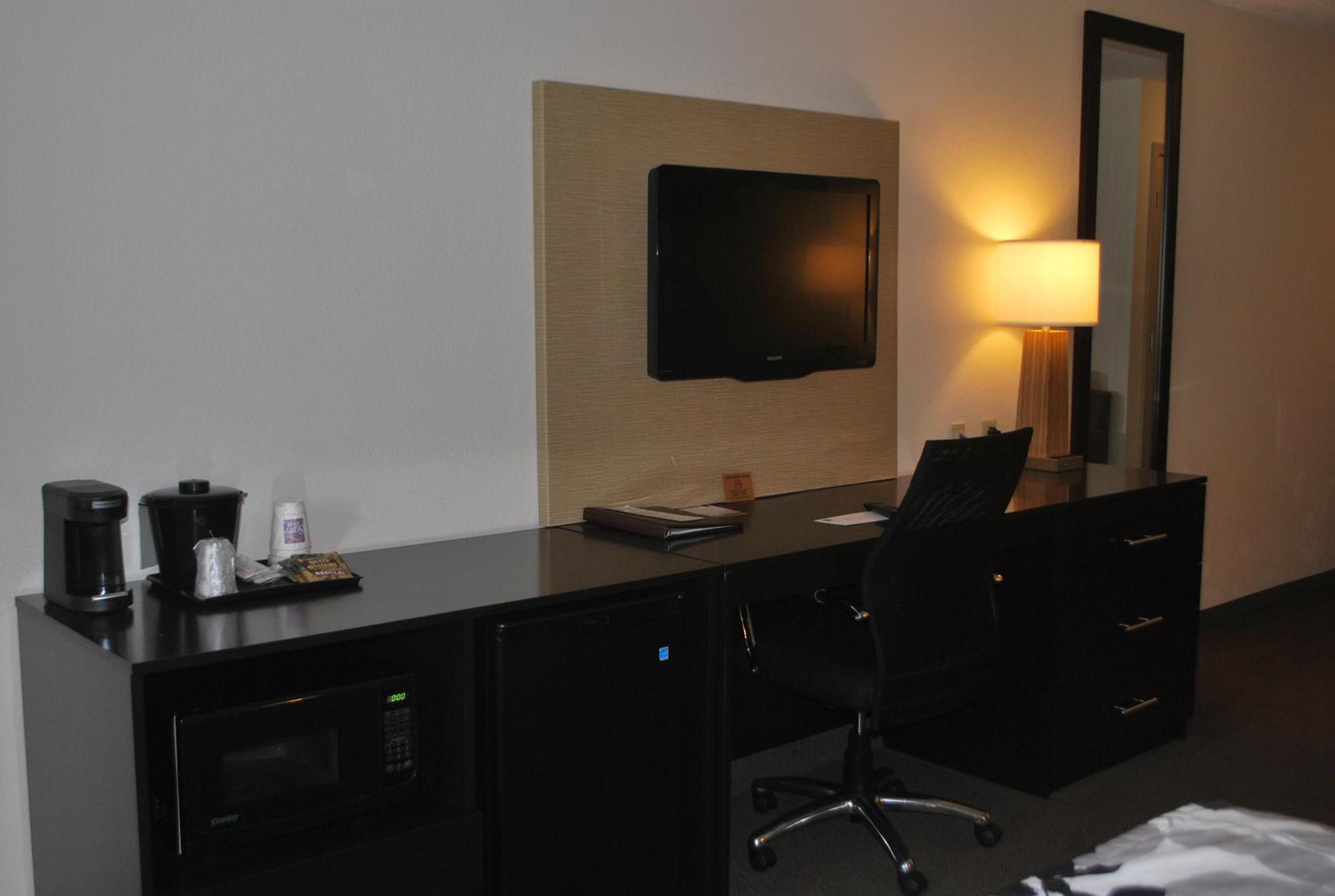 Queen Room with Two Queen Beds and Accessible Tub - Accessible/Non-Smoking photo 1