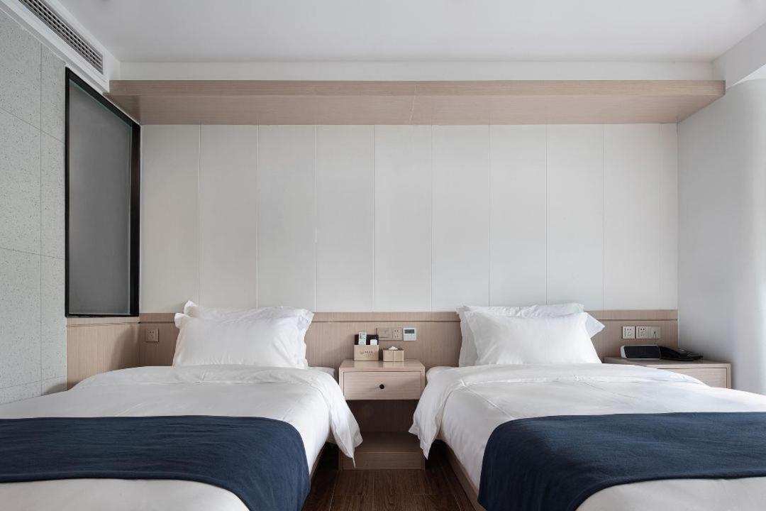 Elegant Twin Room photo 3