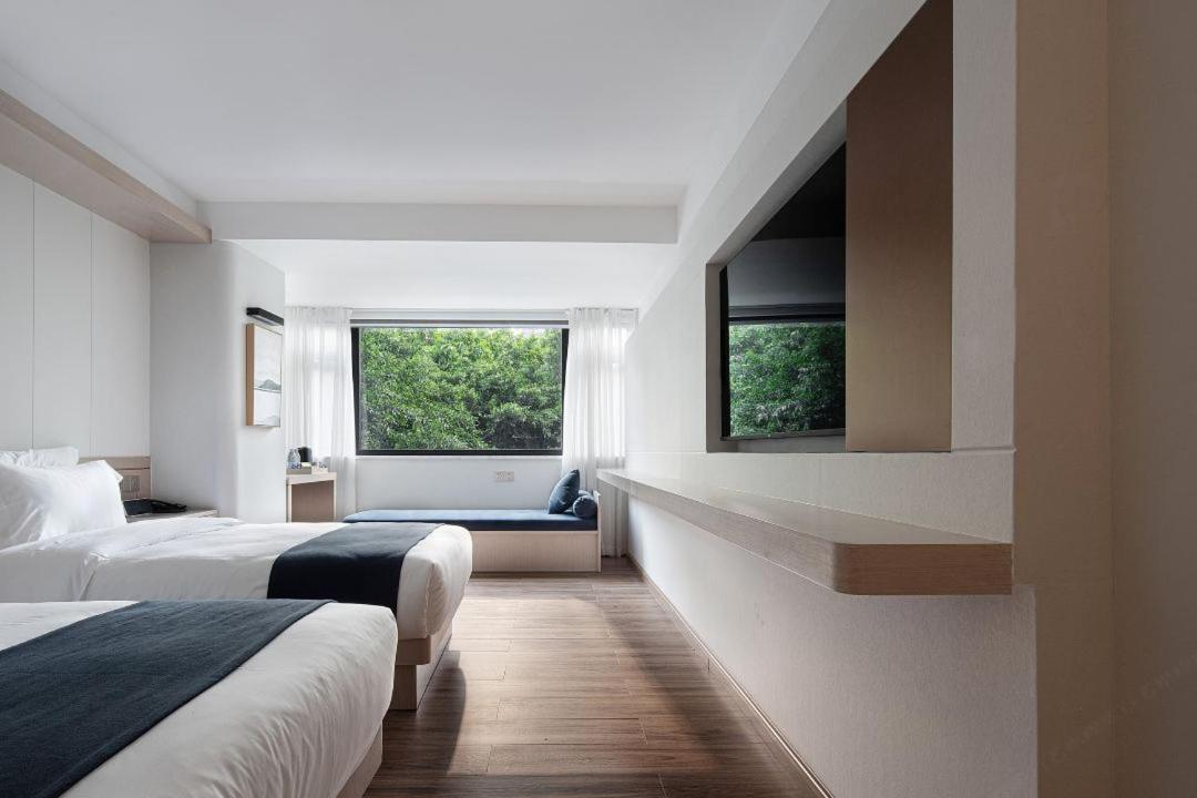 Elegant Twin Room photo 2
