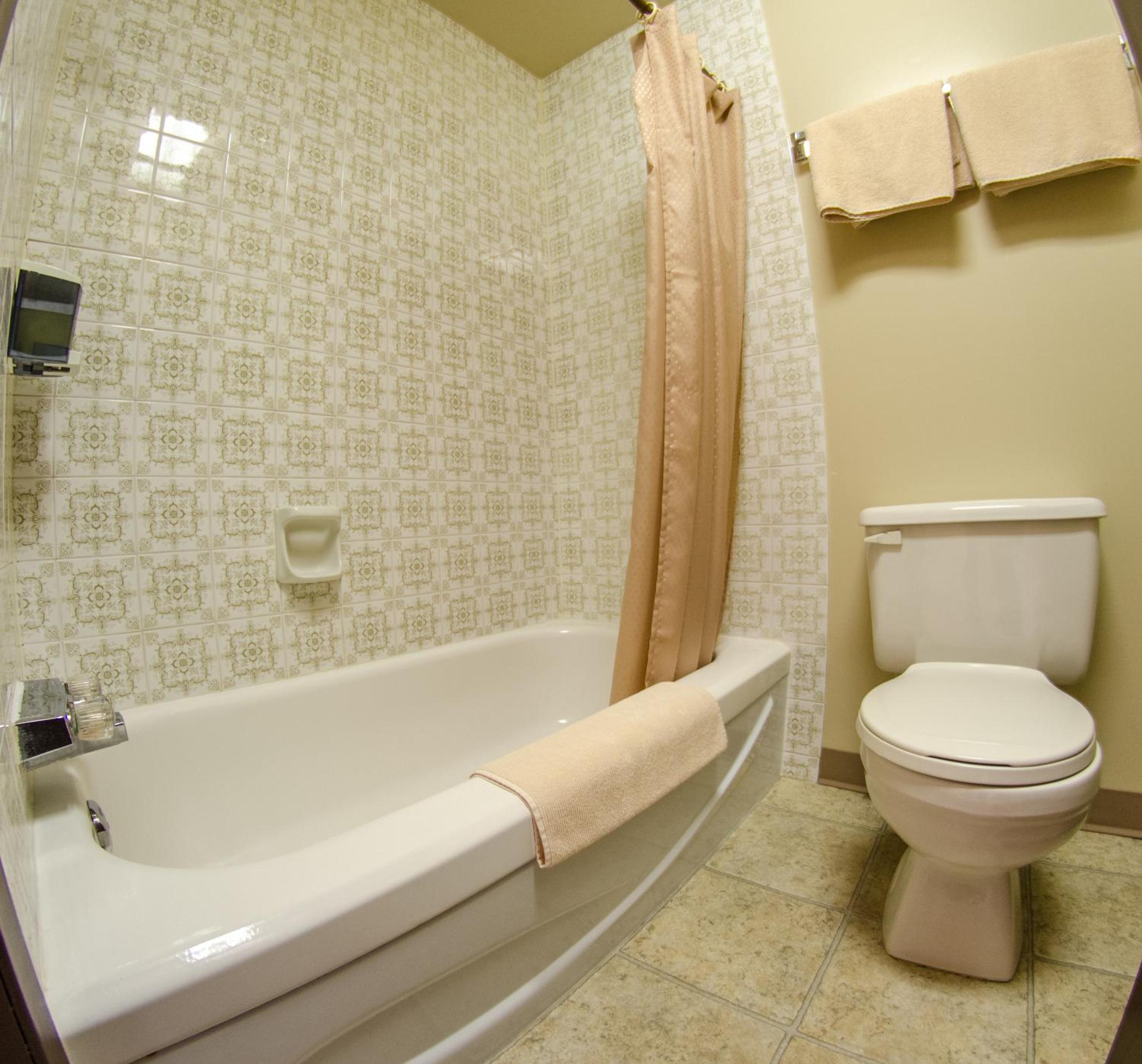Queen Room with Kitchen- Non-Smoking photo 3