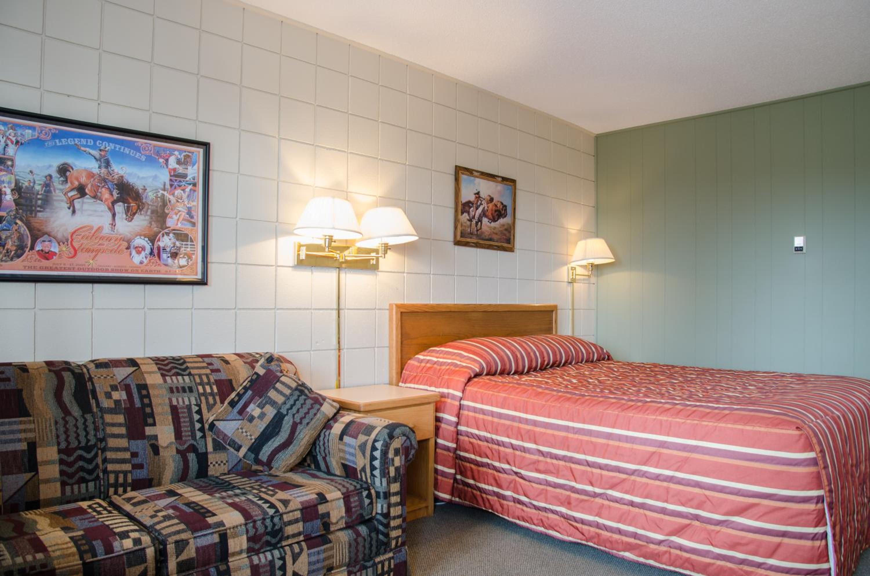 Queen Room with Sofa Bed - Smoking photo 1