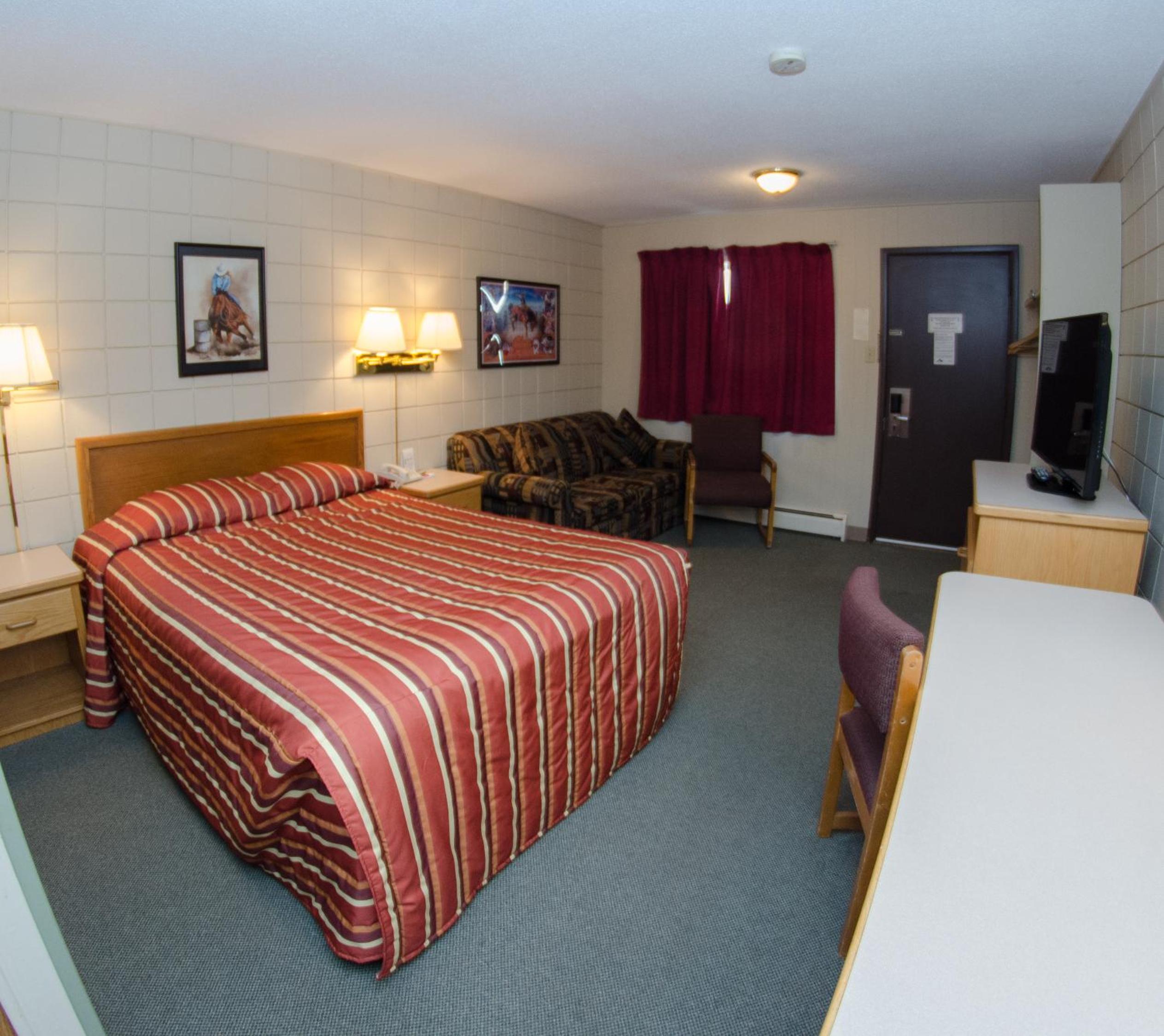 Queen Room with Sofa Bed - Smoking photo 2