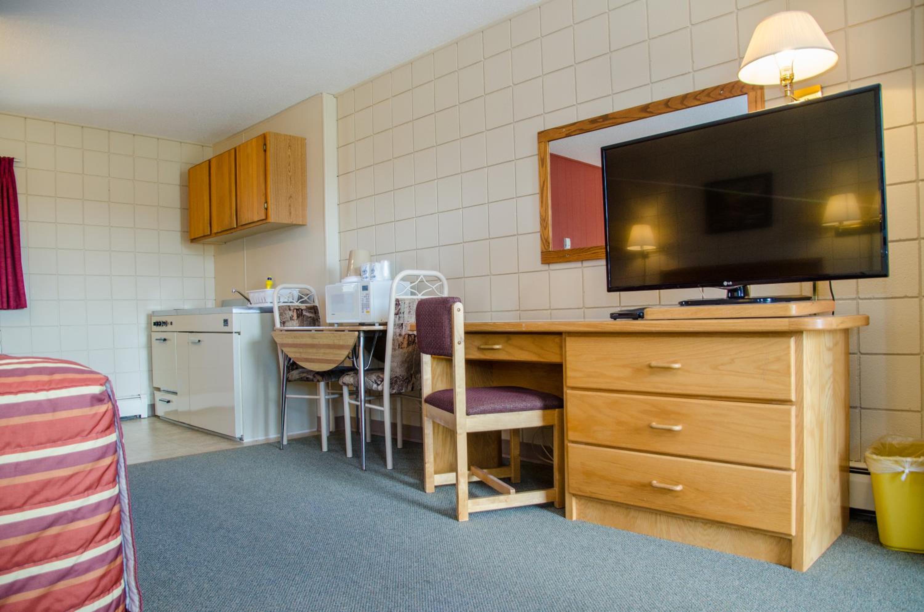 Queen Room with Kitchen- Non-Smoking photo 2