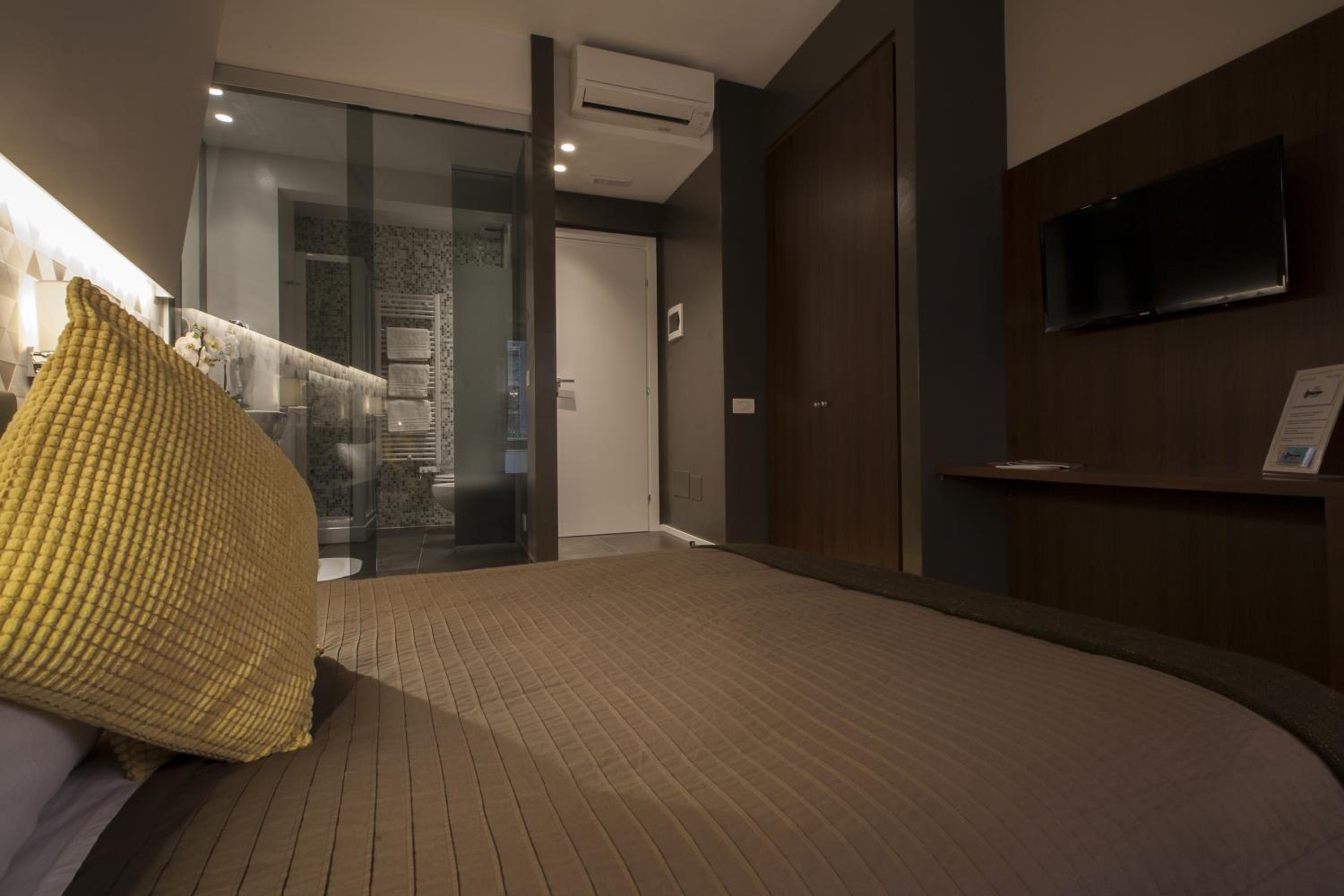 Deluxe Double Room with Balcony photo 3
