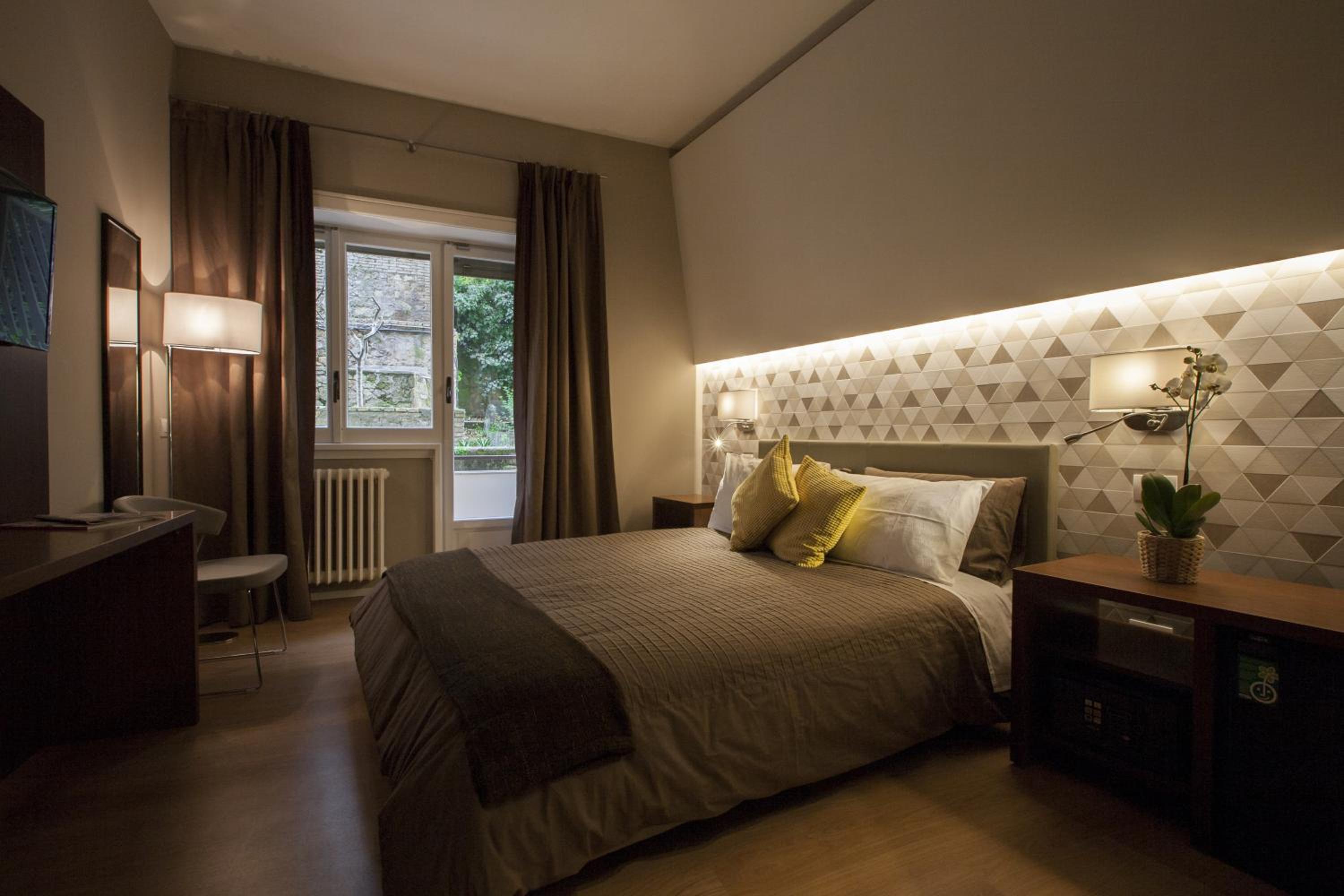 Deluxe Double Room with Balcony photo 2