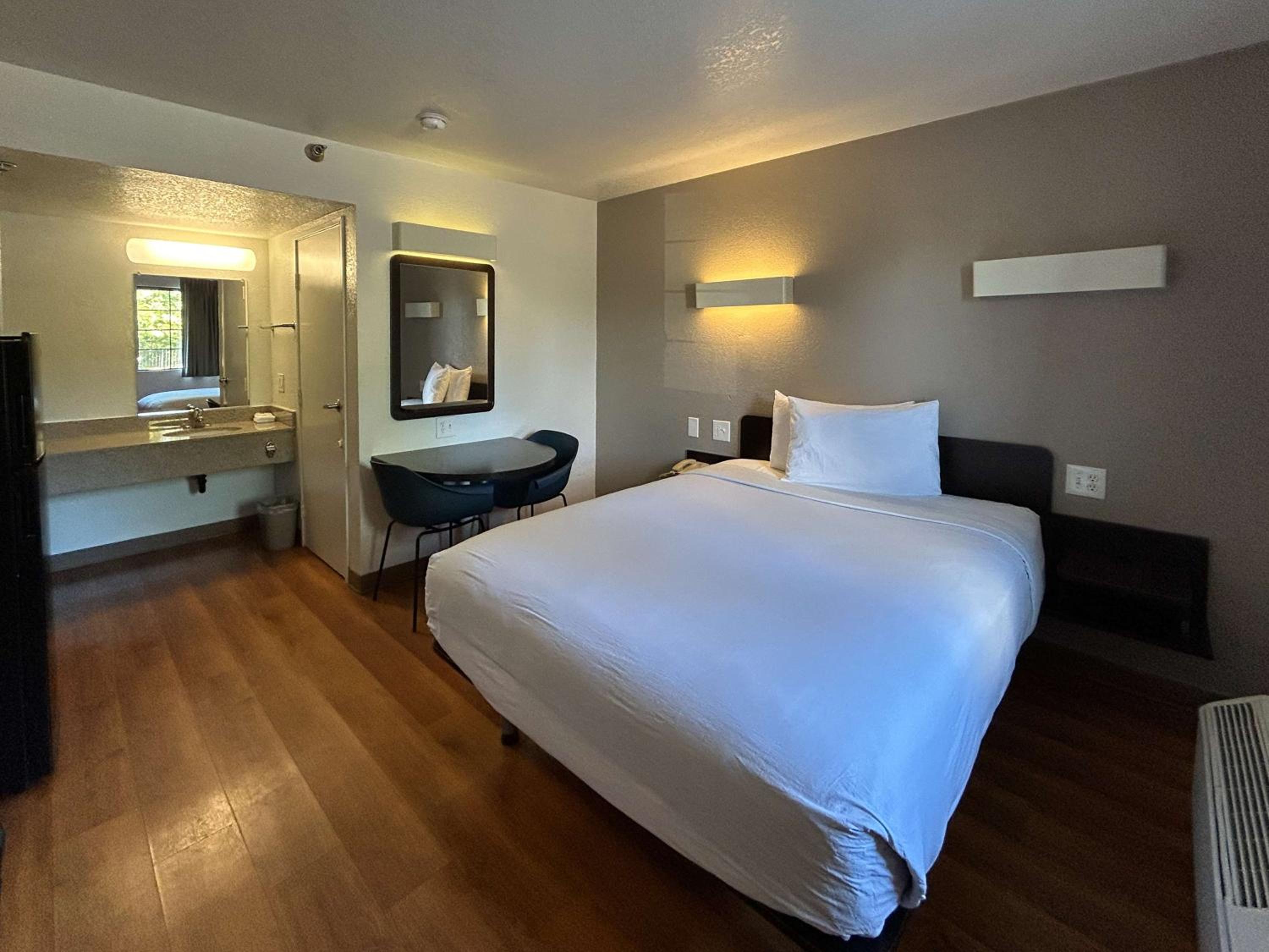 Queen Room - Non-Smoking - Photo 2