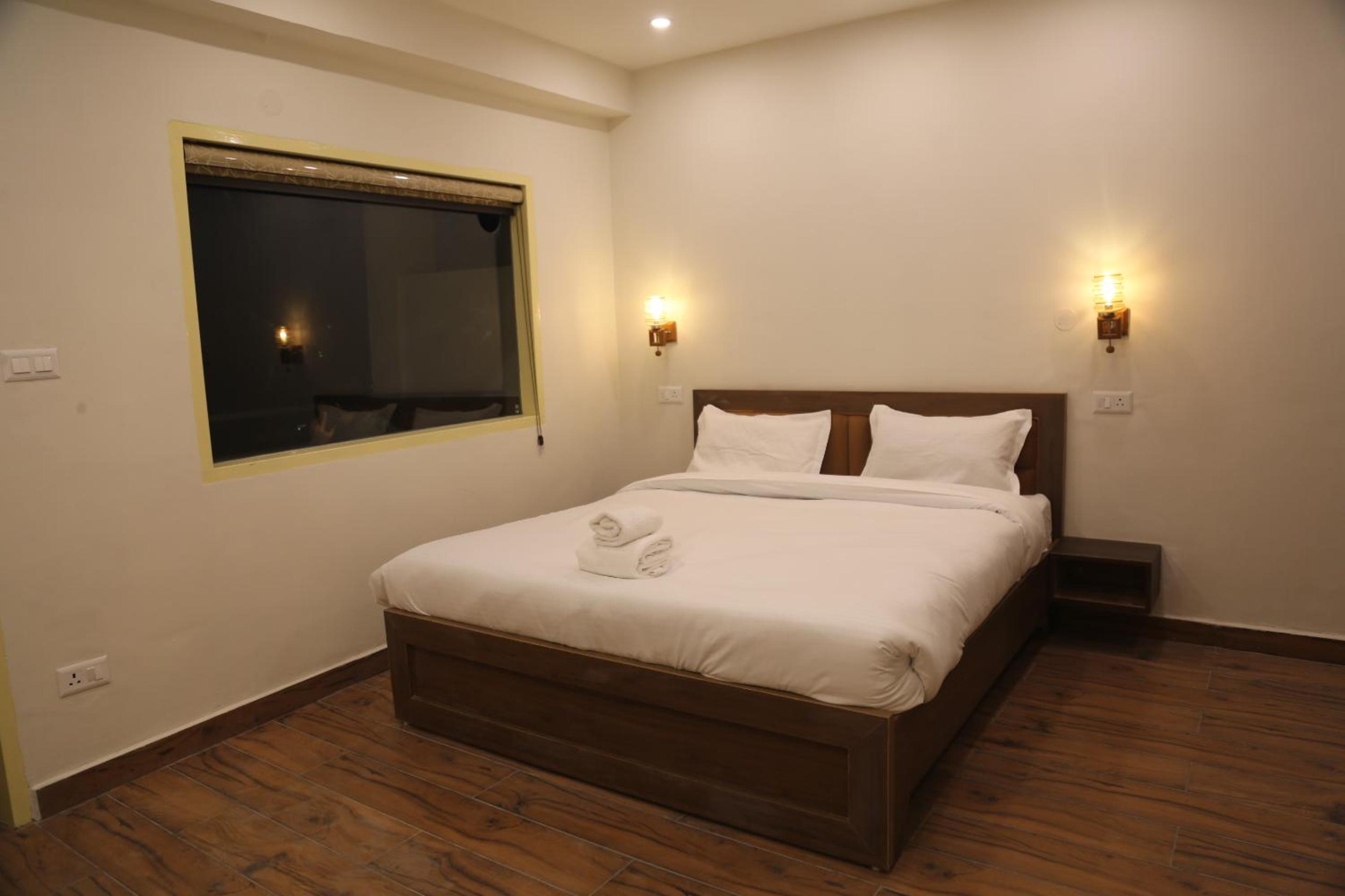 Deluxe Double Room with Balcony photo 3
