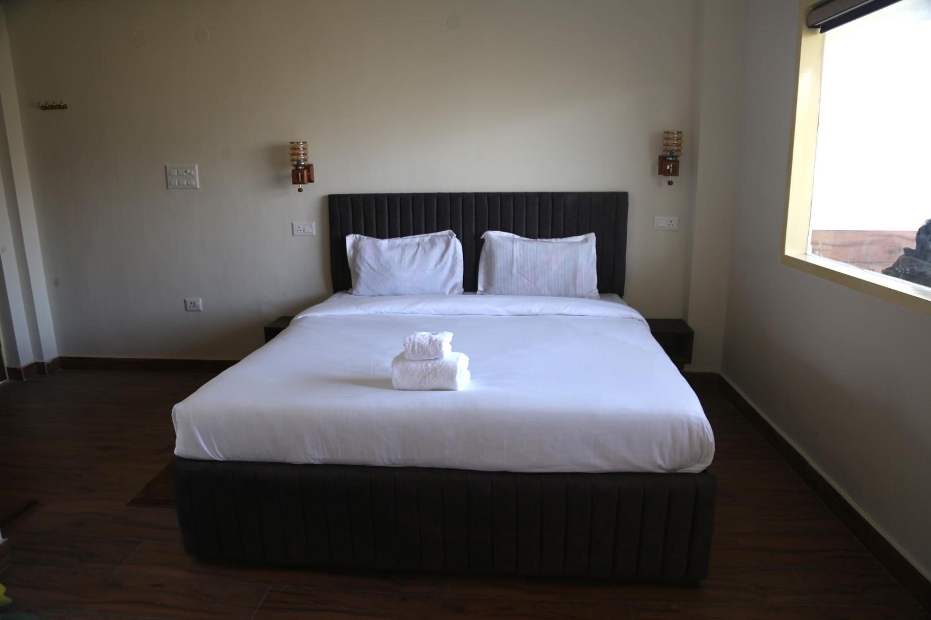 Deluxe Double Room with Balcony photo 2