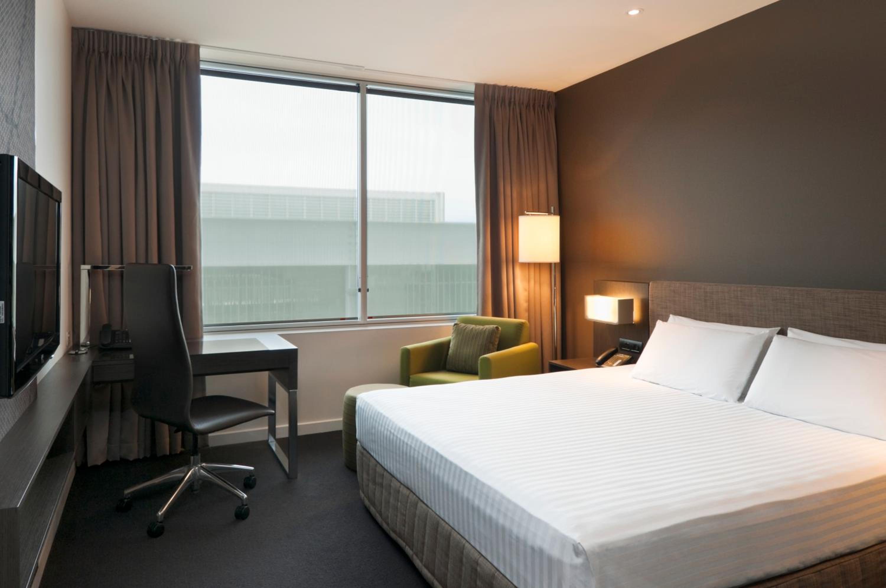 Deluxe King Room with City View - Photo 1