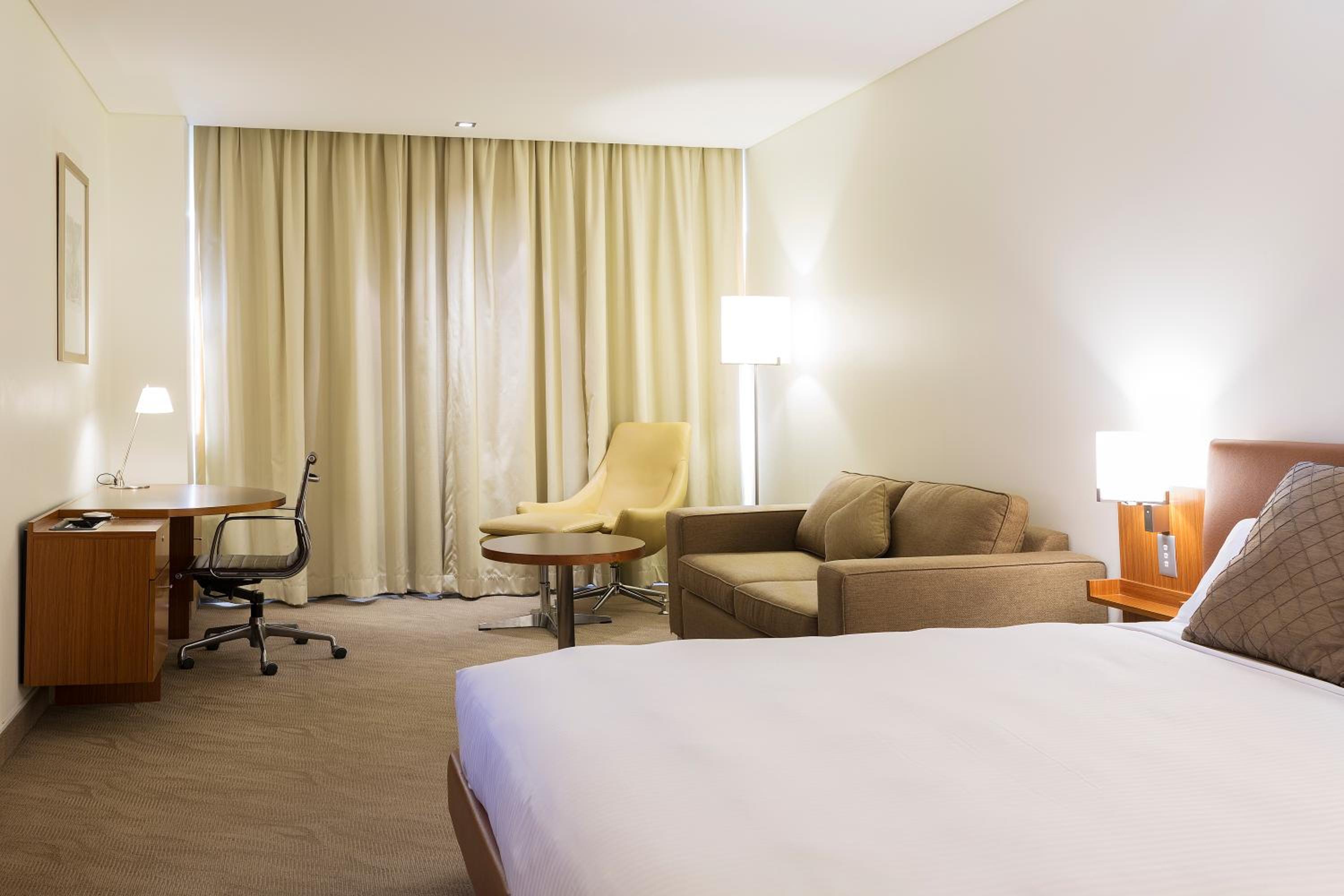 Standard King Room with Balcony - Photo 5